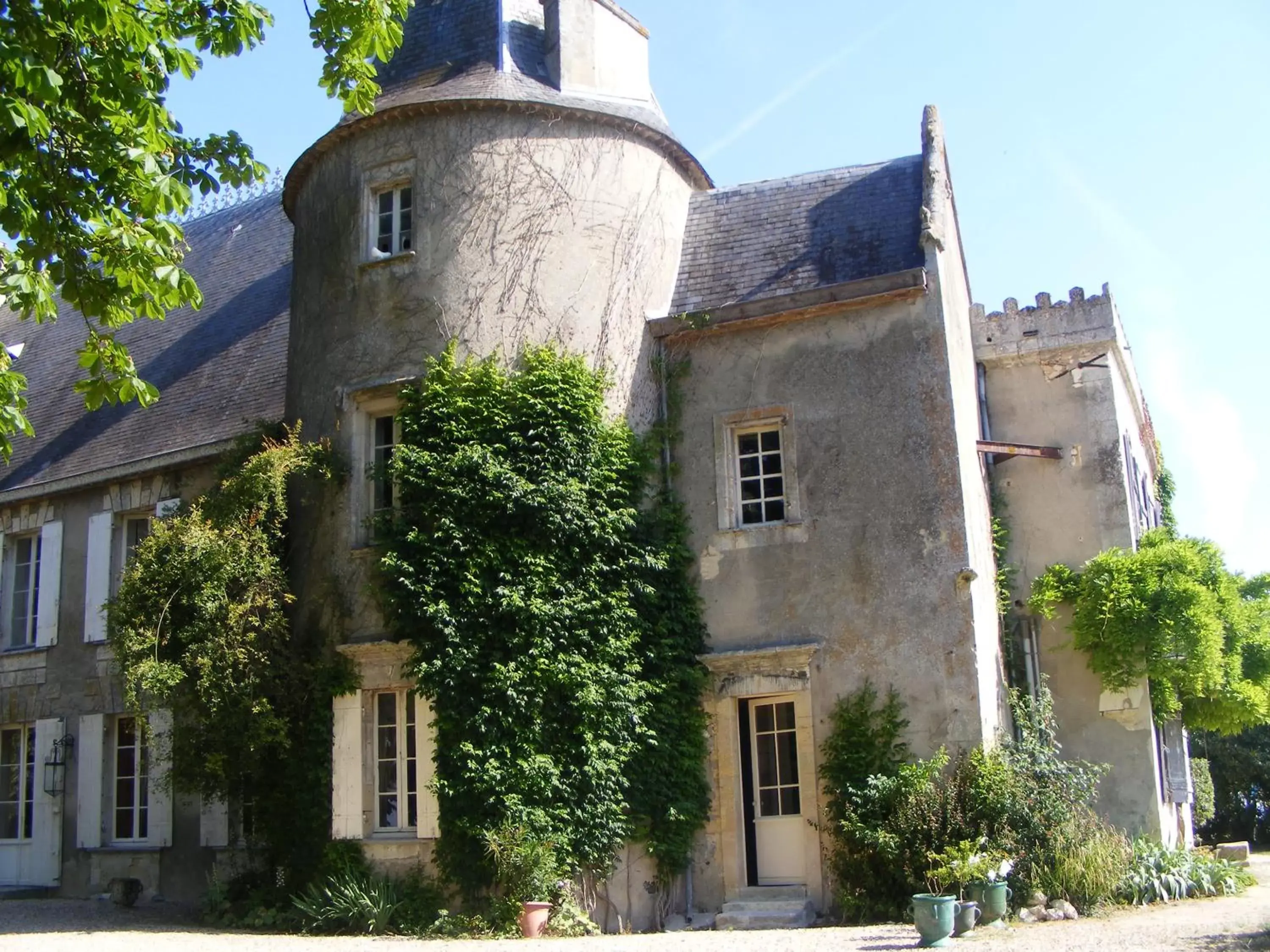 Facade/entrance, Property Building in La chambre de la Tour