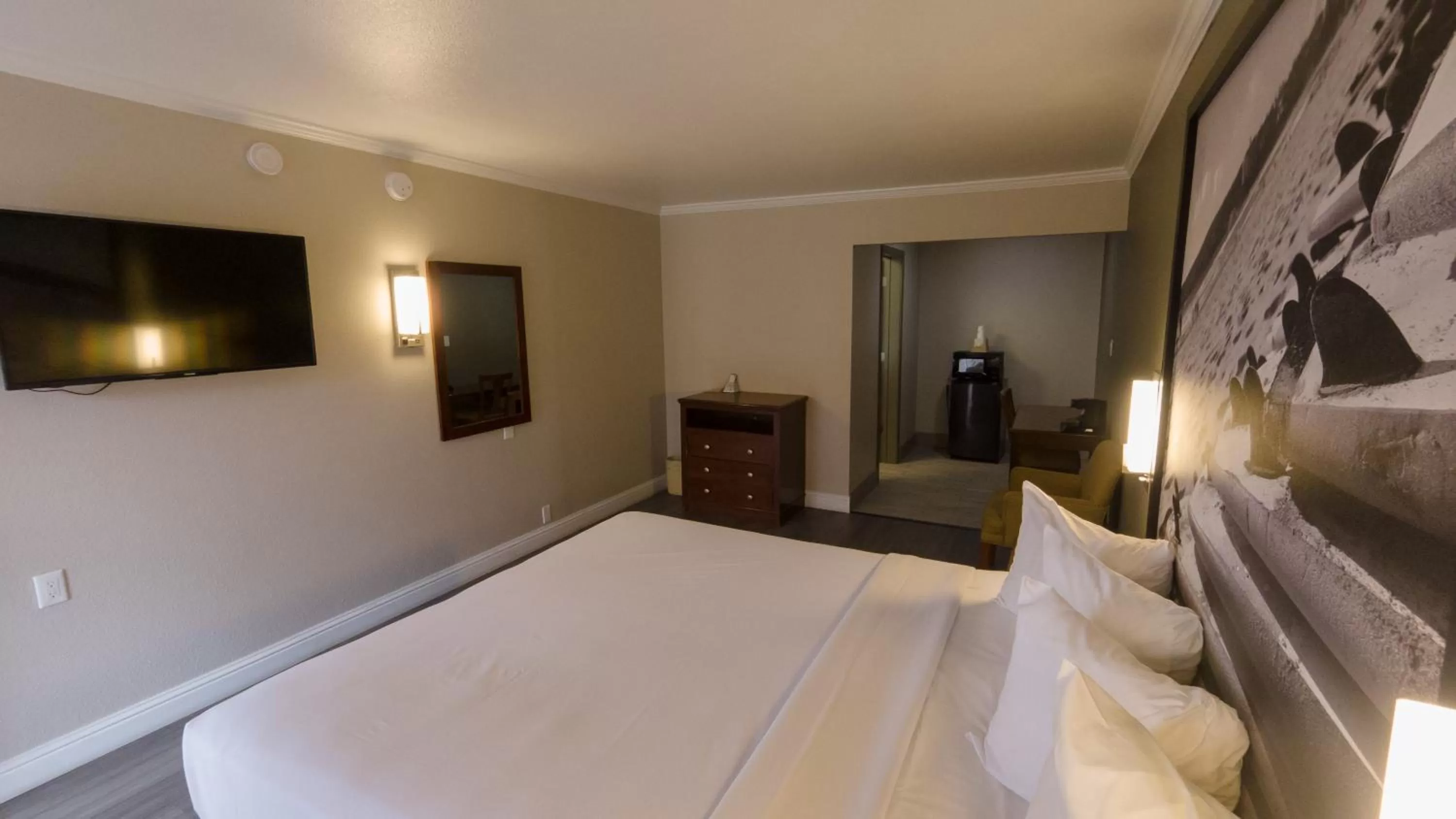 TV and multimedia, Bed in Super 8 by Wyndham Santa Cruz Beach