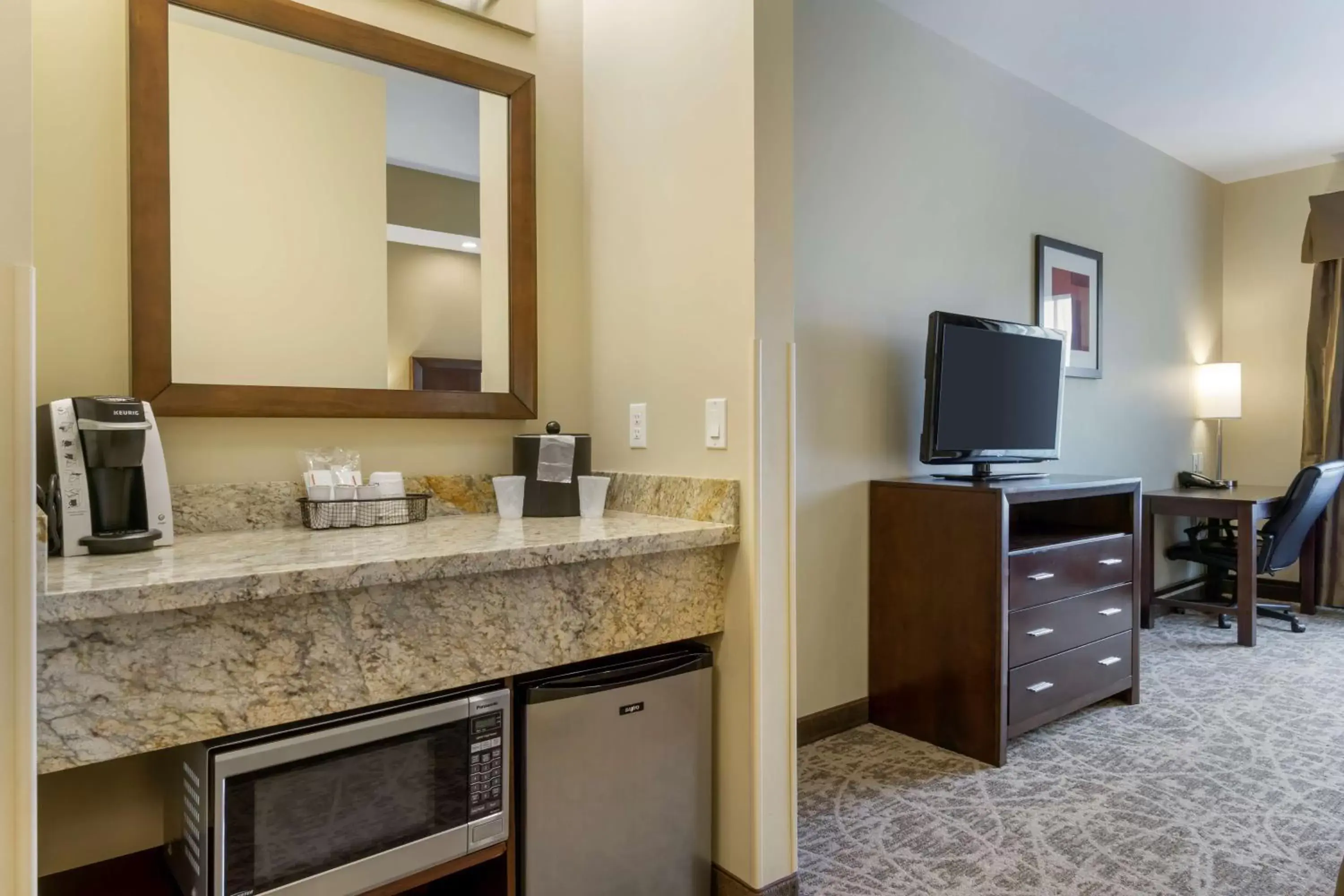 Bedroom, TV/Entertainment Center in Best Western Plus Lacey Inn & Suites
