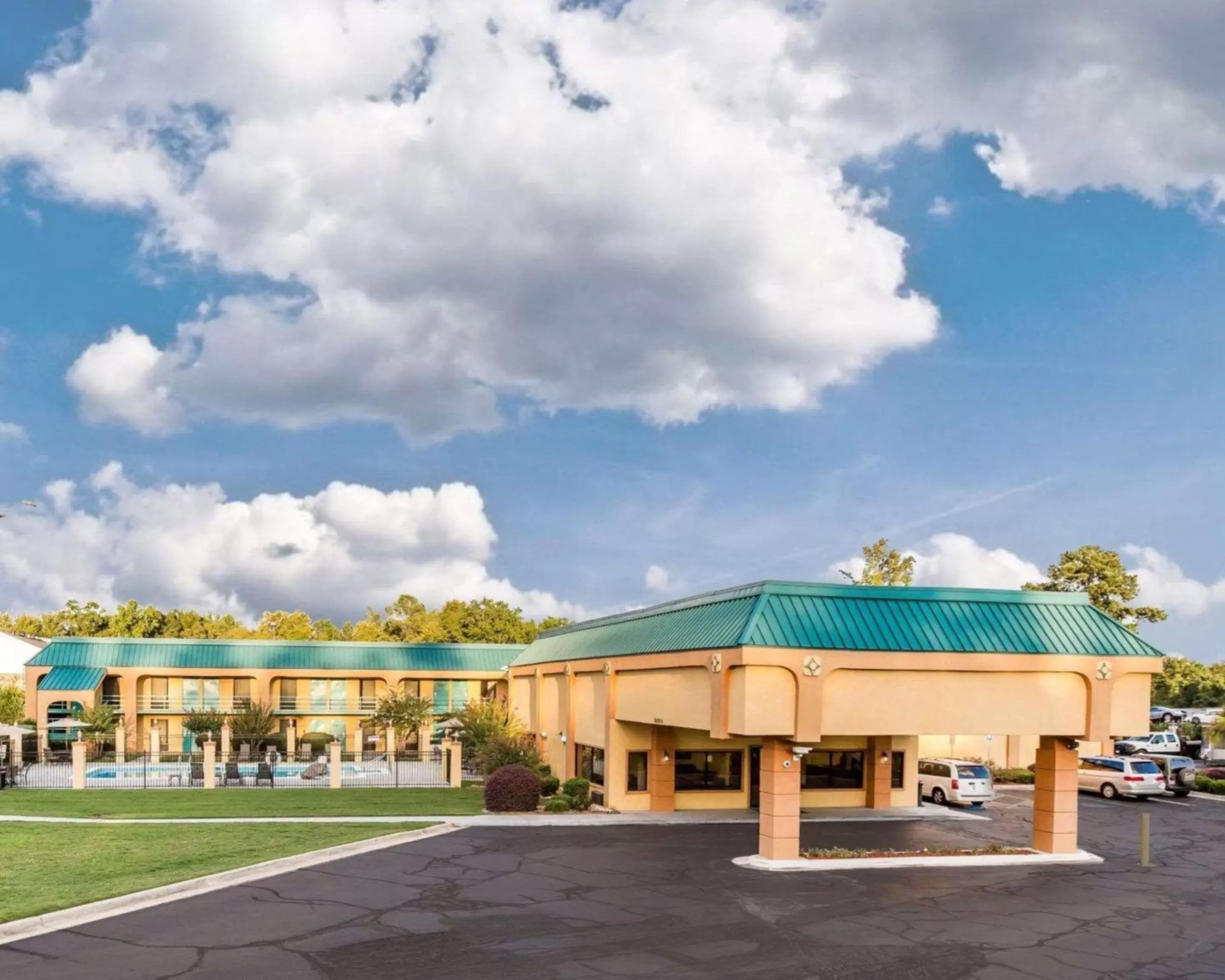 Property building in Quality Inn Macon West Property building in Quality Inn Macon West