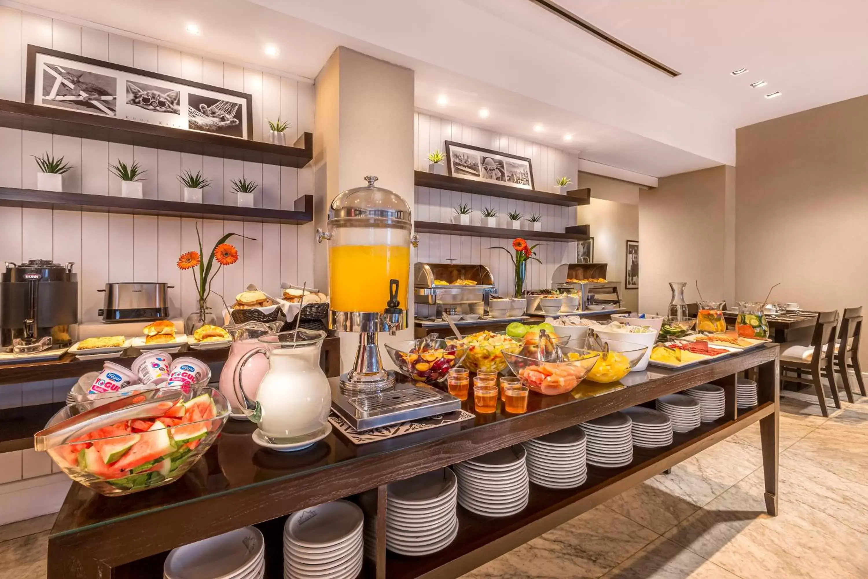 Breakfast, Food in Broadway Hotel & Suites