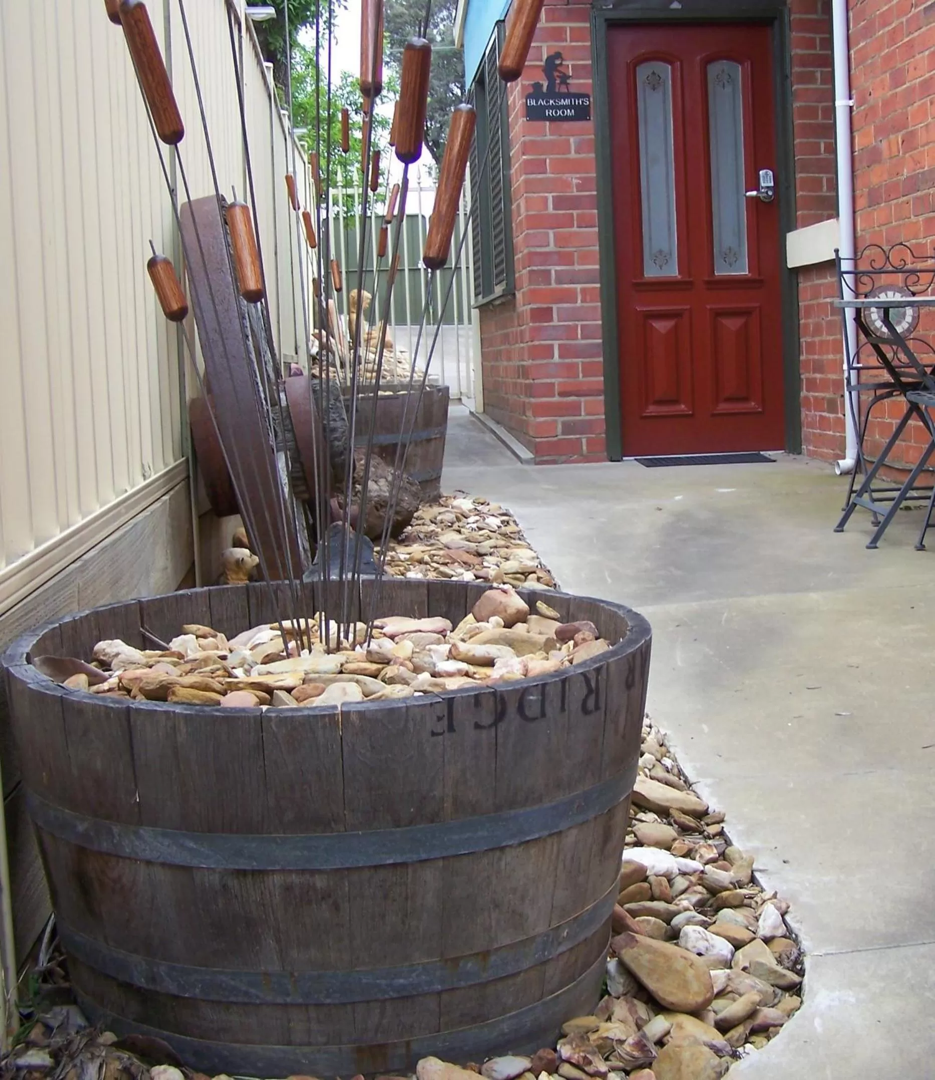 Facade/entrance in RJ's Bed & Breakfast