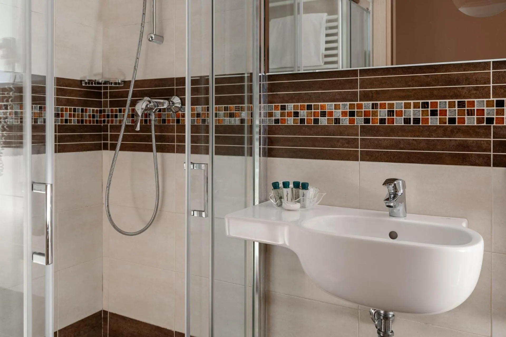 Shower in Albergo Rossini 1936 - Small & Charming