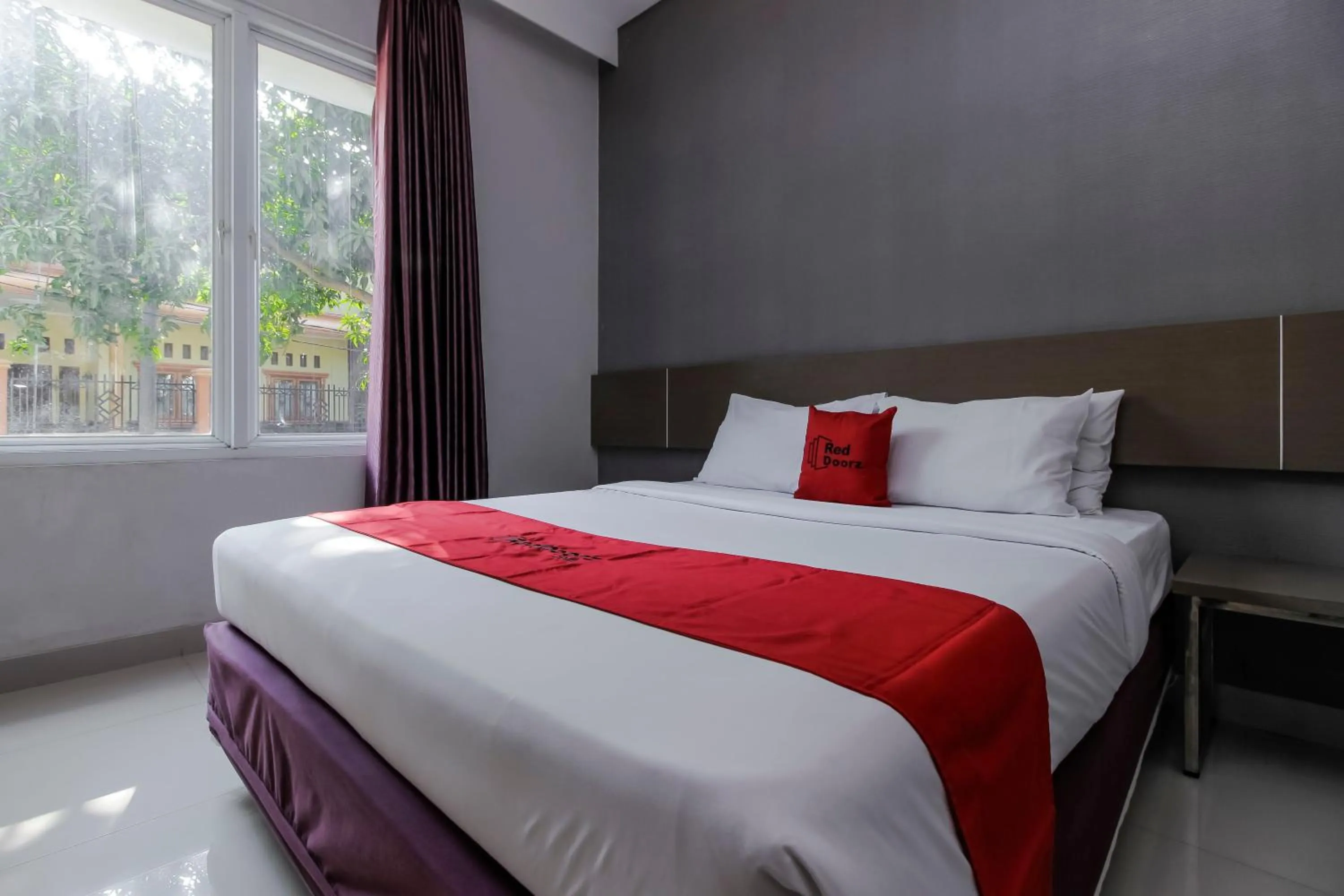 Bedroom, Bed in RedDoorz near Goa Sunyaragi