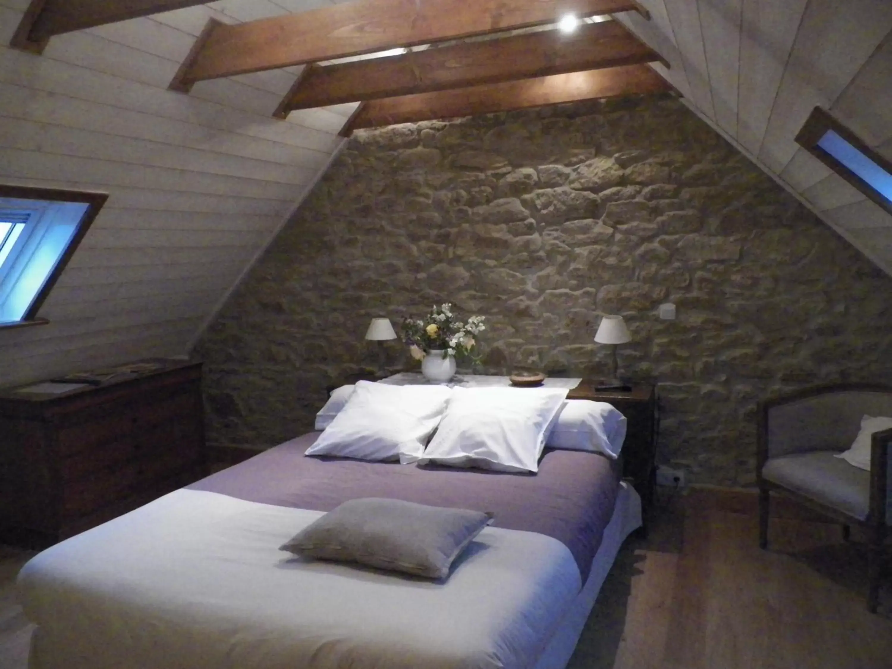 Photo of the whole room, Bed in Oudoty