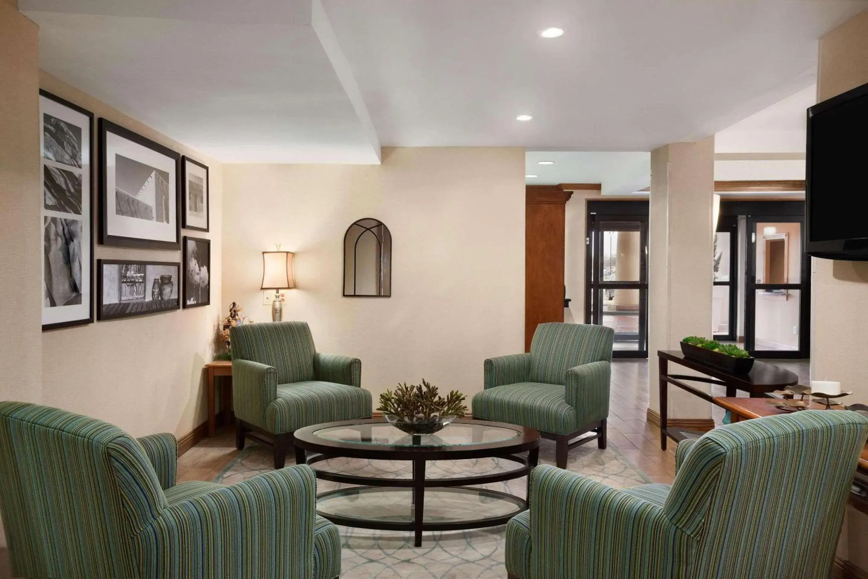 Lobby or reception, Seating Area in Country Inn & Suites by Radisson, Lubbock, TX