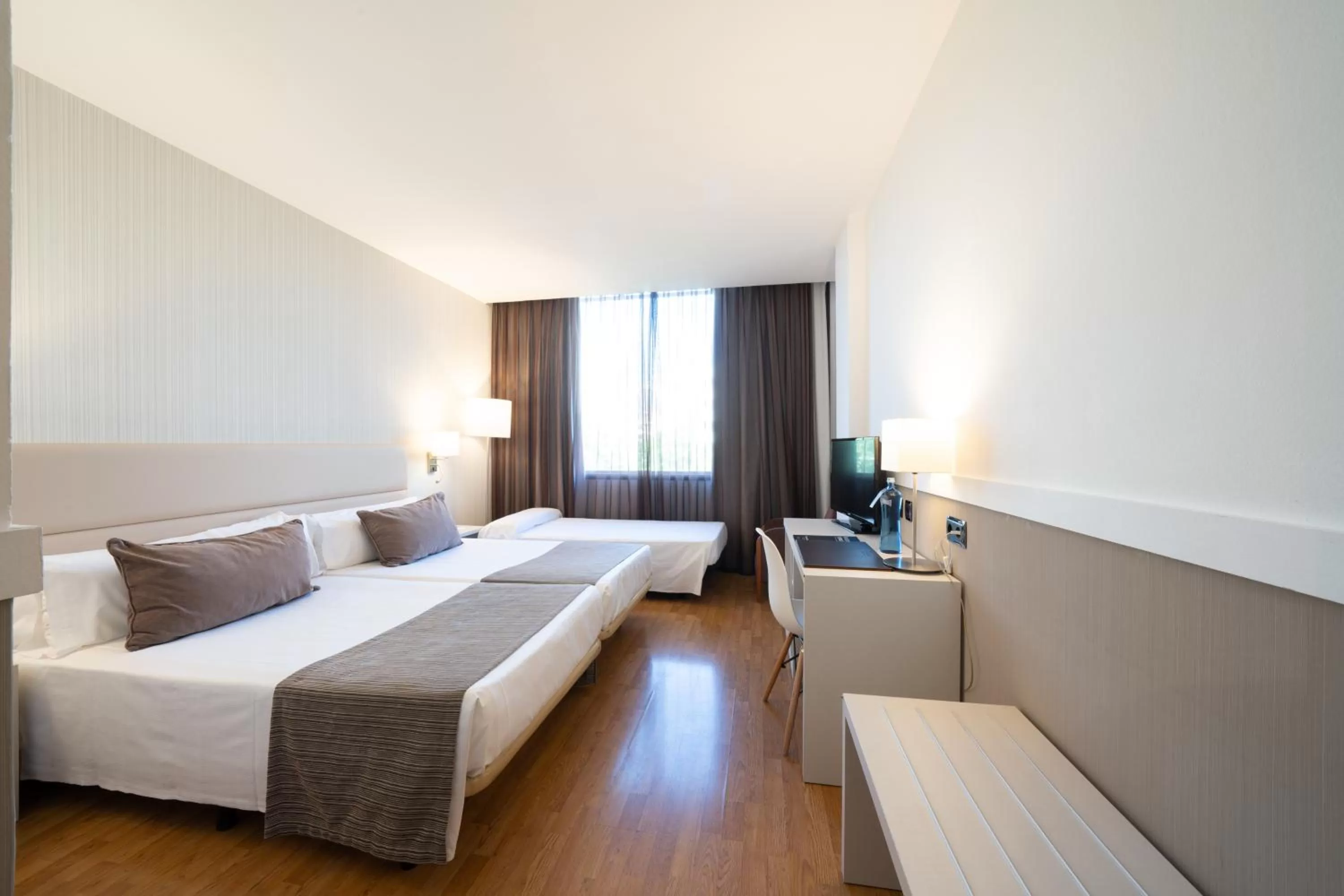 Photo of the whole room, Bed in Catalonia Gran Hotel Verdi