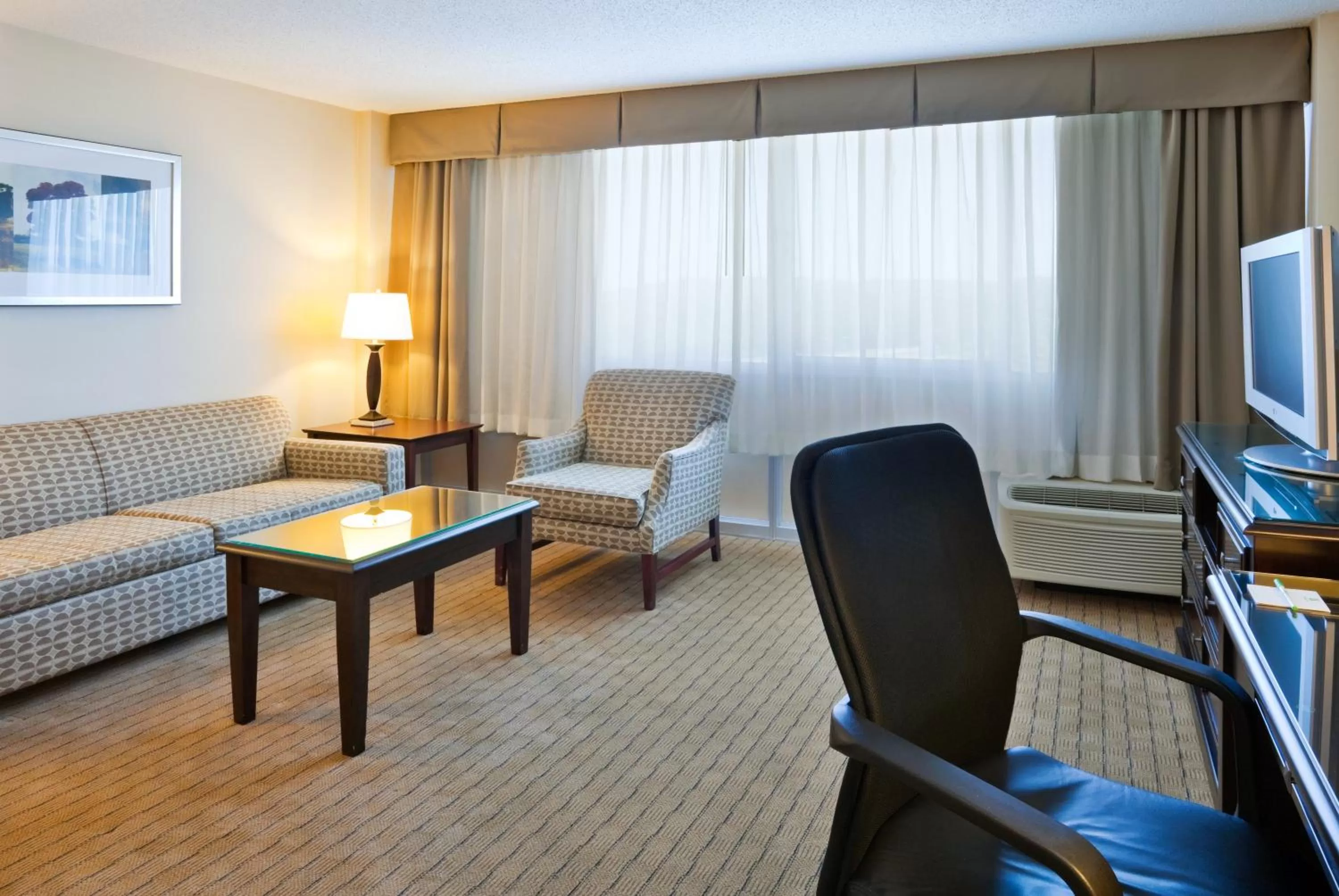 Photo of the whole room, Bed in Holiday Inn Birmingham-Airport by IHG