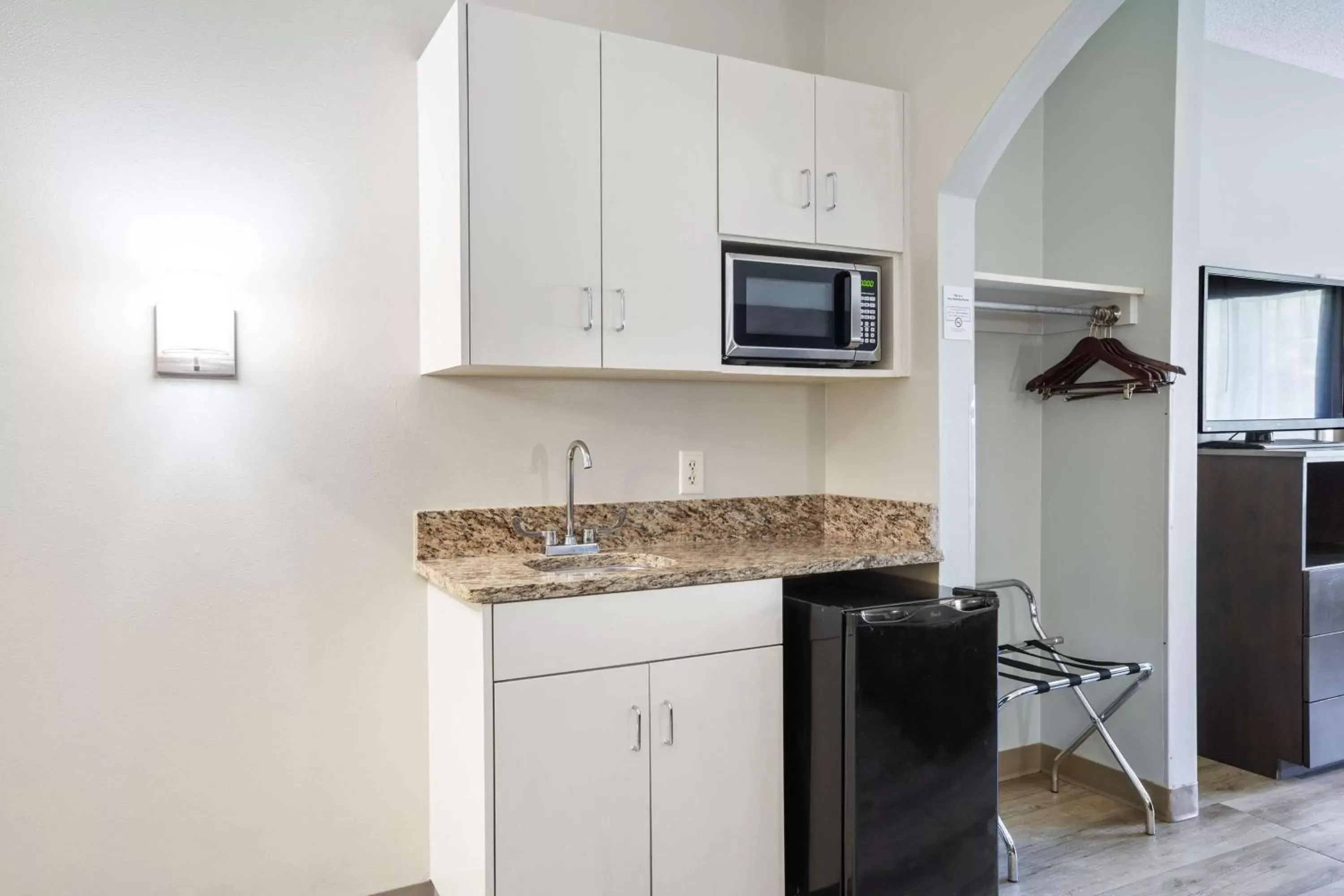 Bedroom, Kitchen/Kitchenette in Blue Water Inn & Suites BW Signature Collection