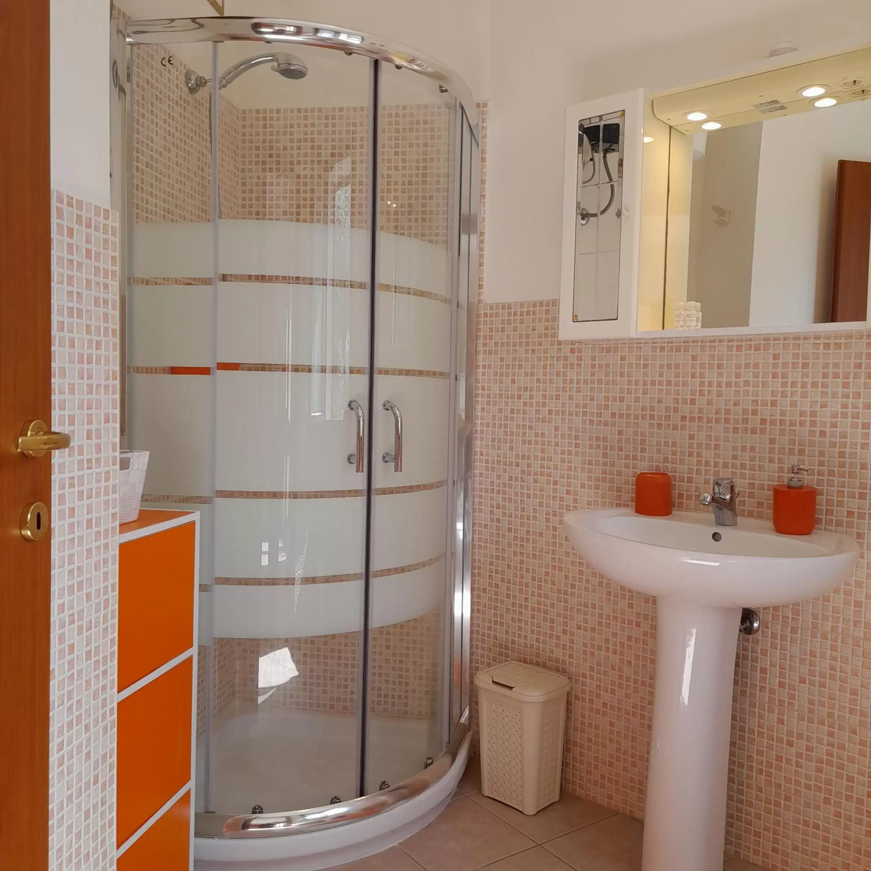 Shower, Bathroom in La Fortezza casa vacanze & appartament