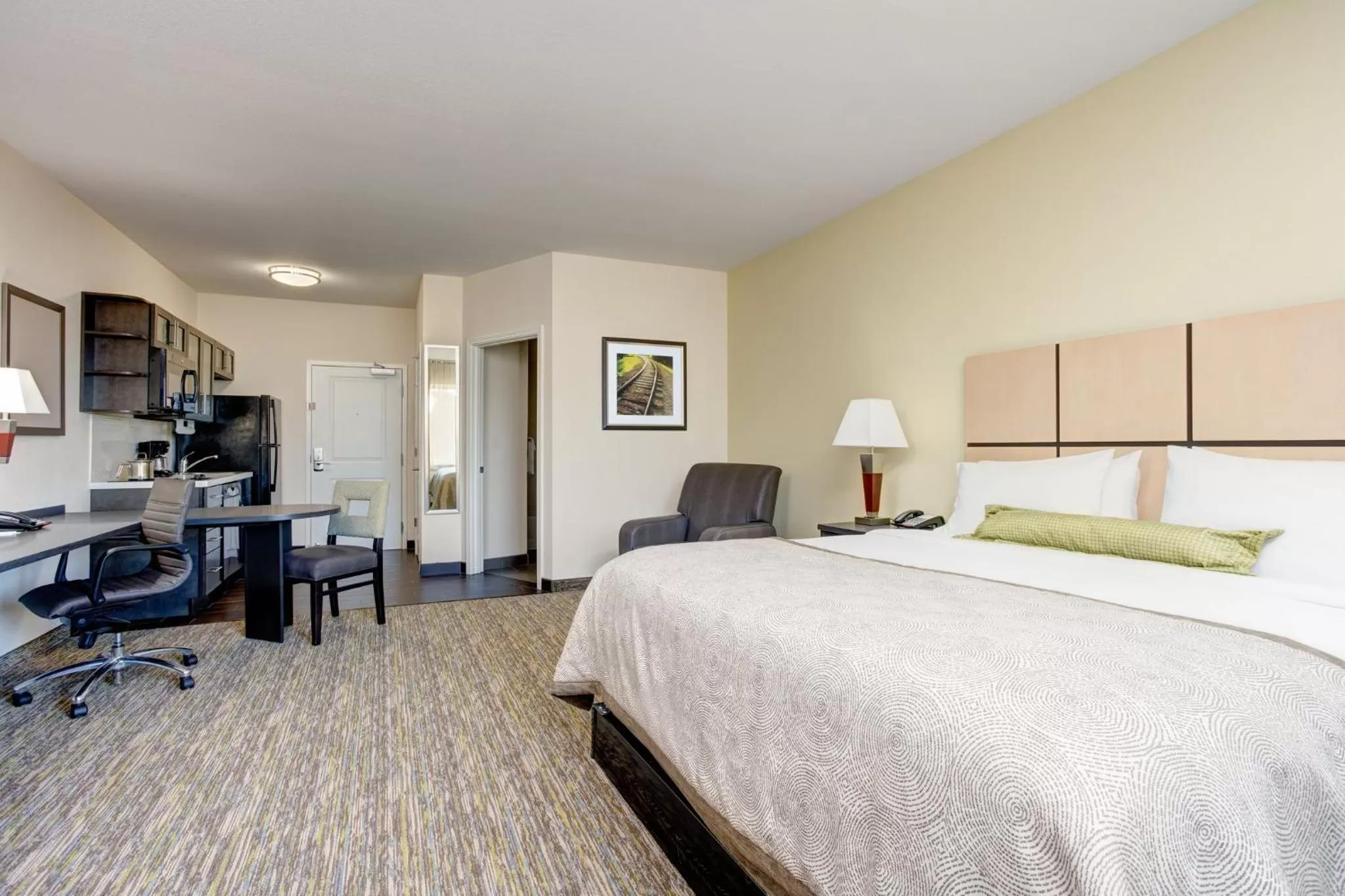 Bedroom, Bed in Candlewood Suites Cut Off - Galliano by IHG