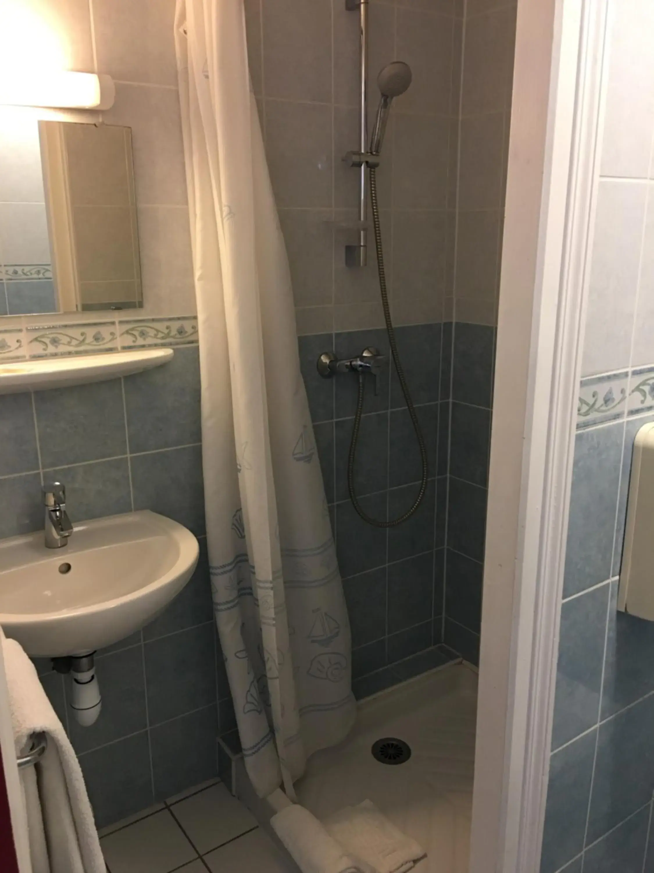 Shower, Bathroom in Hôtel Océan