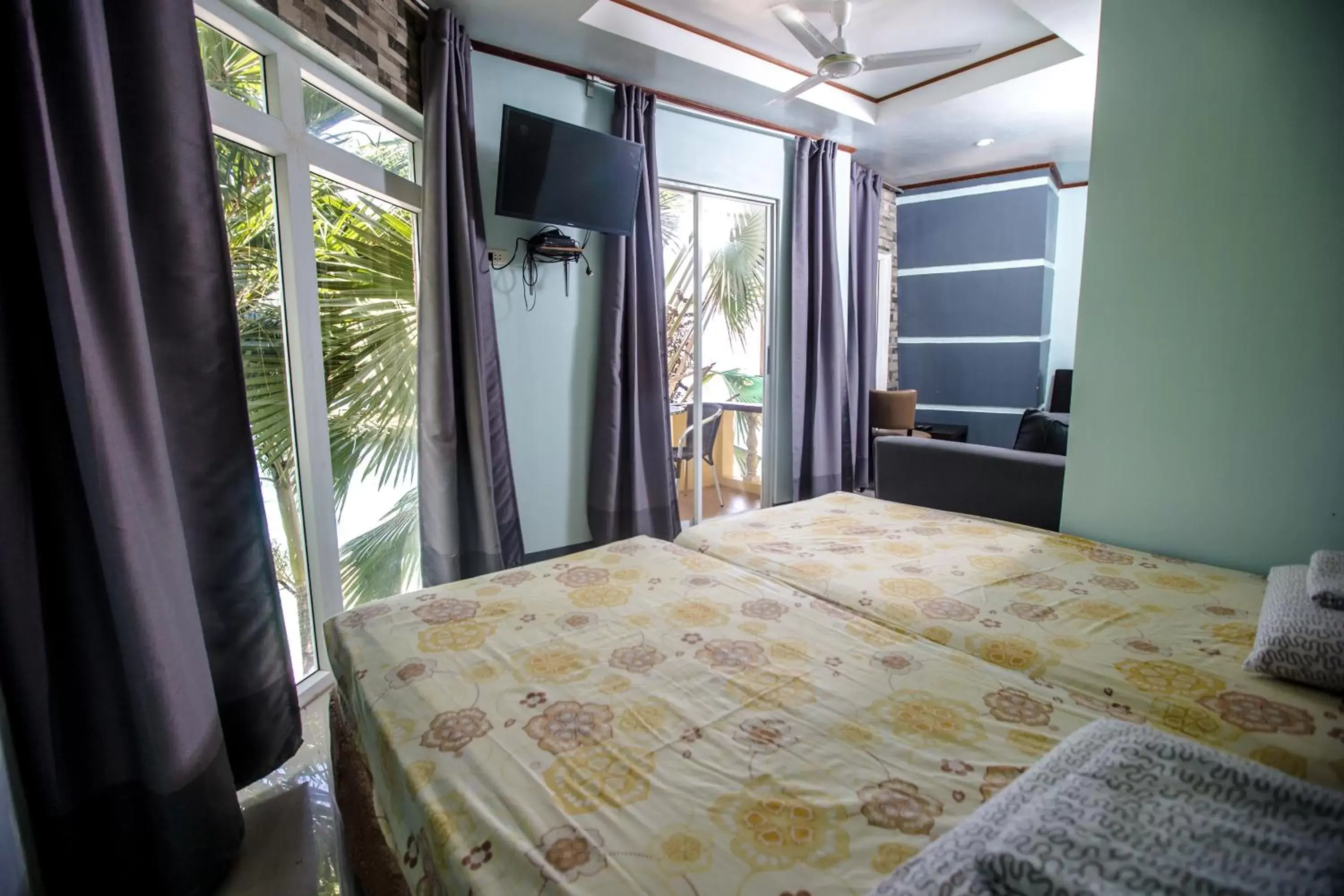 Communal lounge/ TV room, Bed in Oslob Seafari Resort