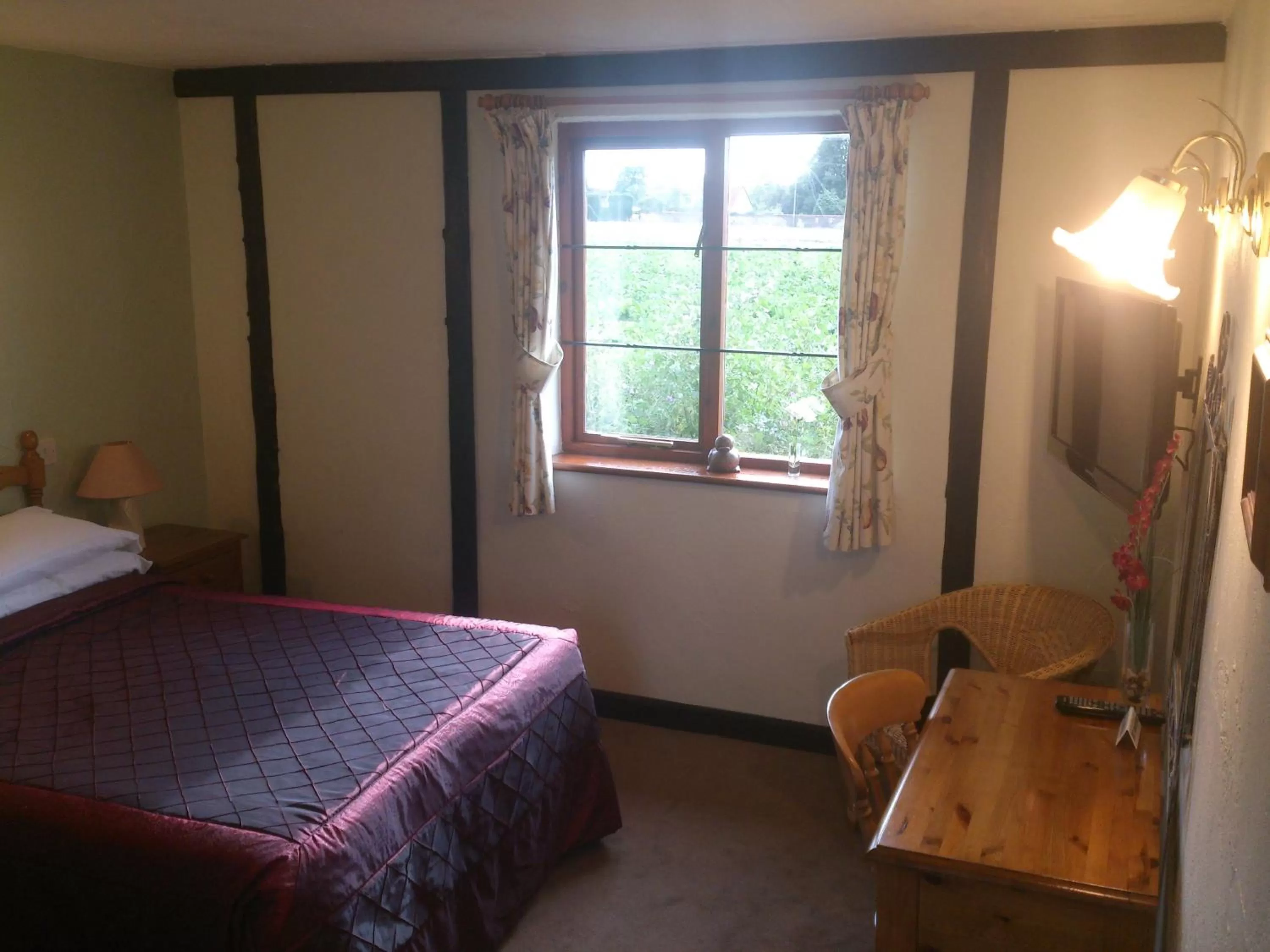 Day, Bed in Six Bells Inn