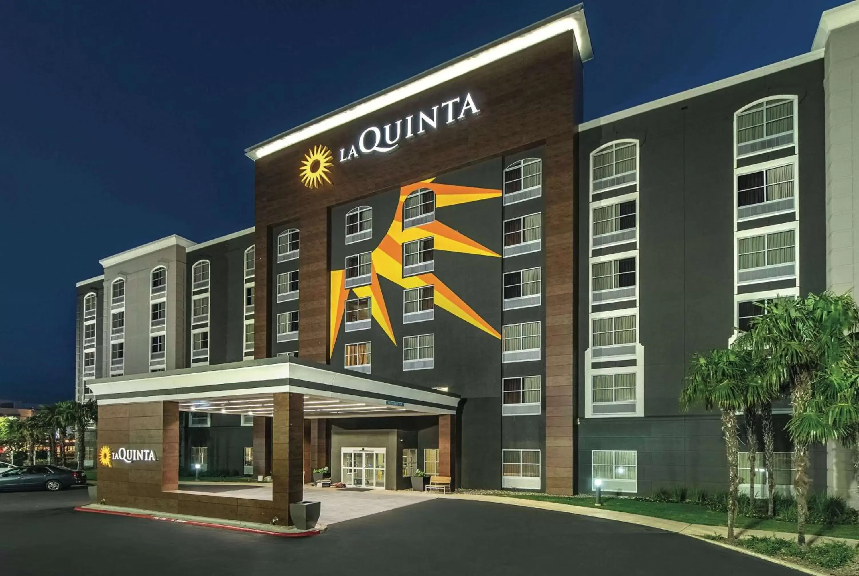 Property Building in La Quinta Inn & Suites by Wyndham San Antonio Downtown
