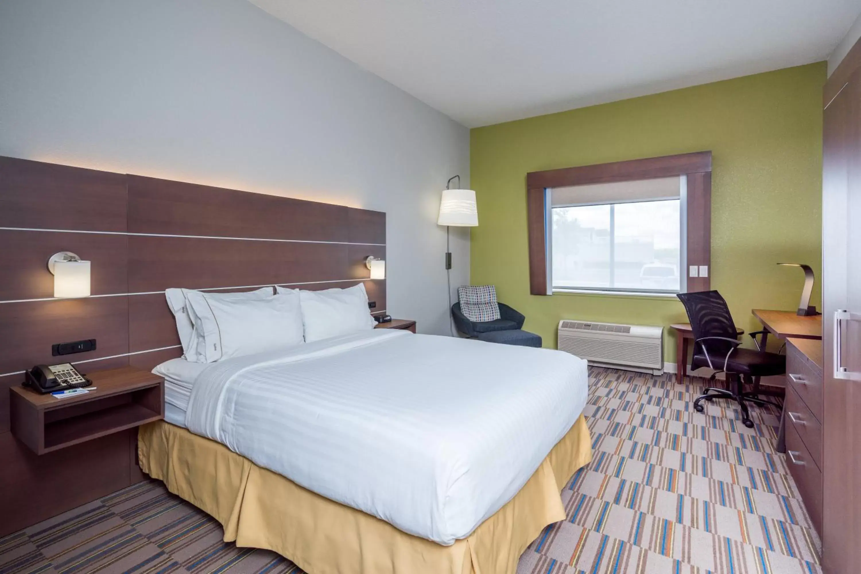 Queen Room with Hearing Accessible Roll-in Shower - Non-Smoking in Holiday Inn Express and Suites - Quakertown, an IHG Hotel Queen Room with Hearing Accessible Roll-in Shower - Non-Smoking in Holiday Inn Express and Suites - Quakertown, an IHG Hotel