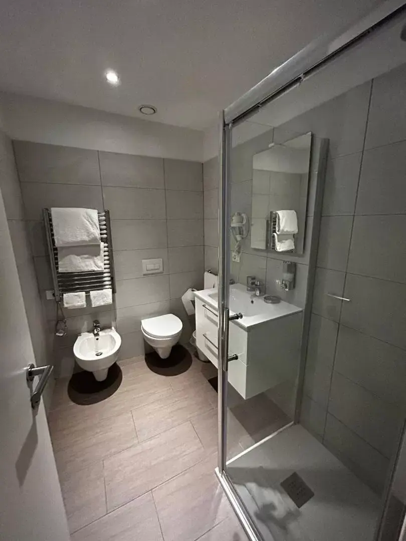 Shower, Bathroom in Fasthotel Linate