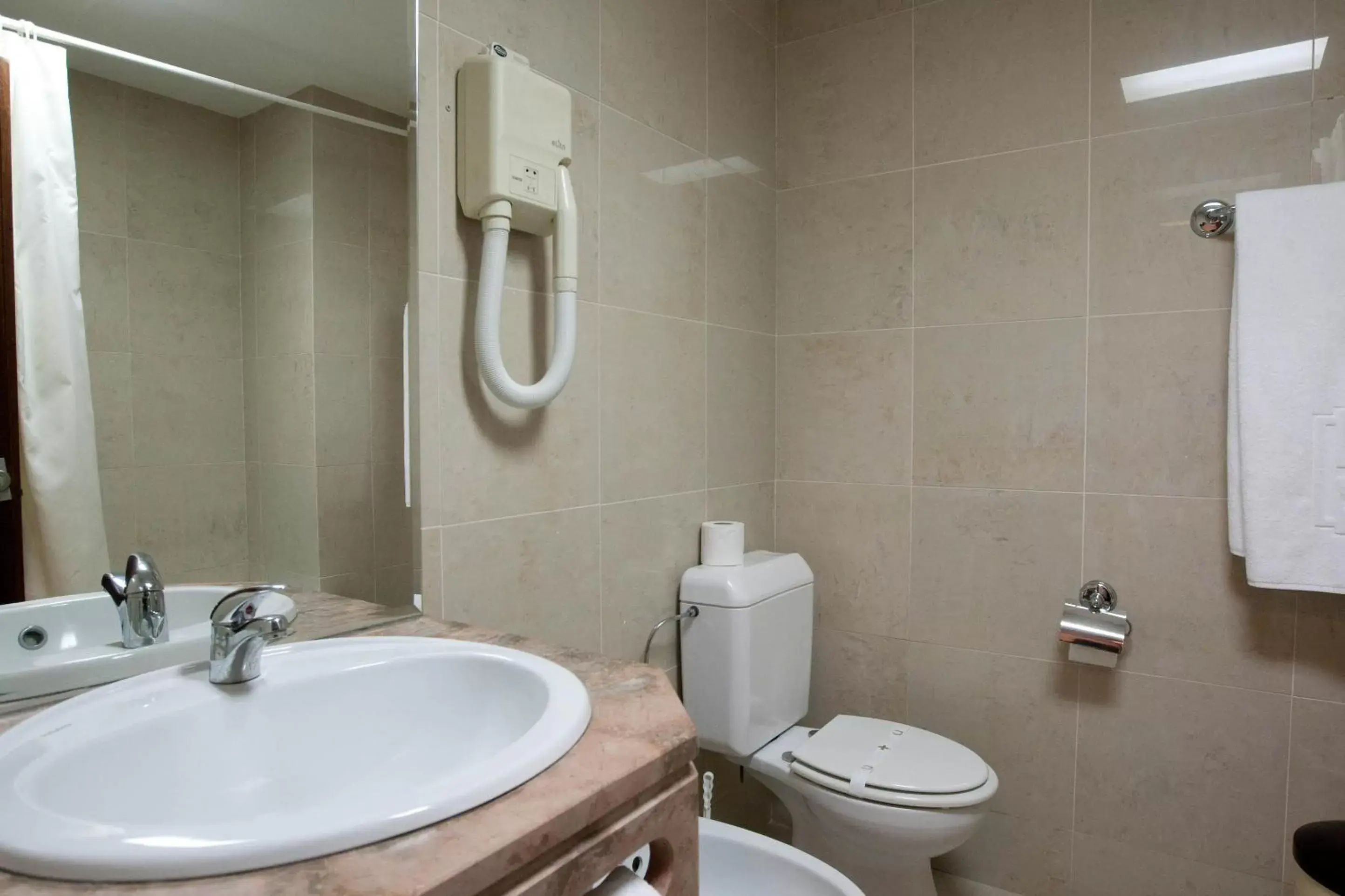 Bathroom in Costa de Prata Hotel