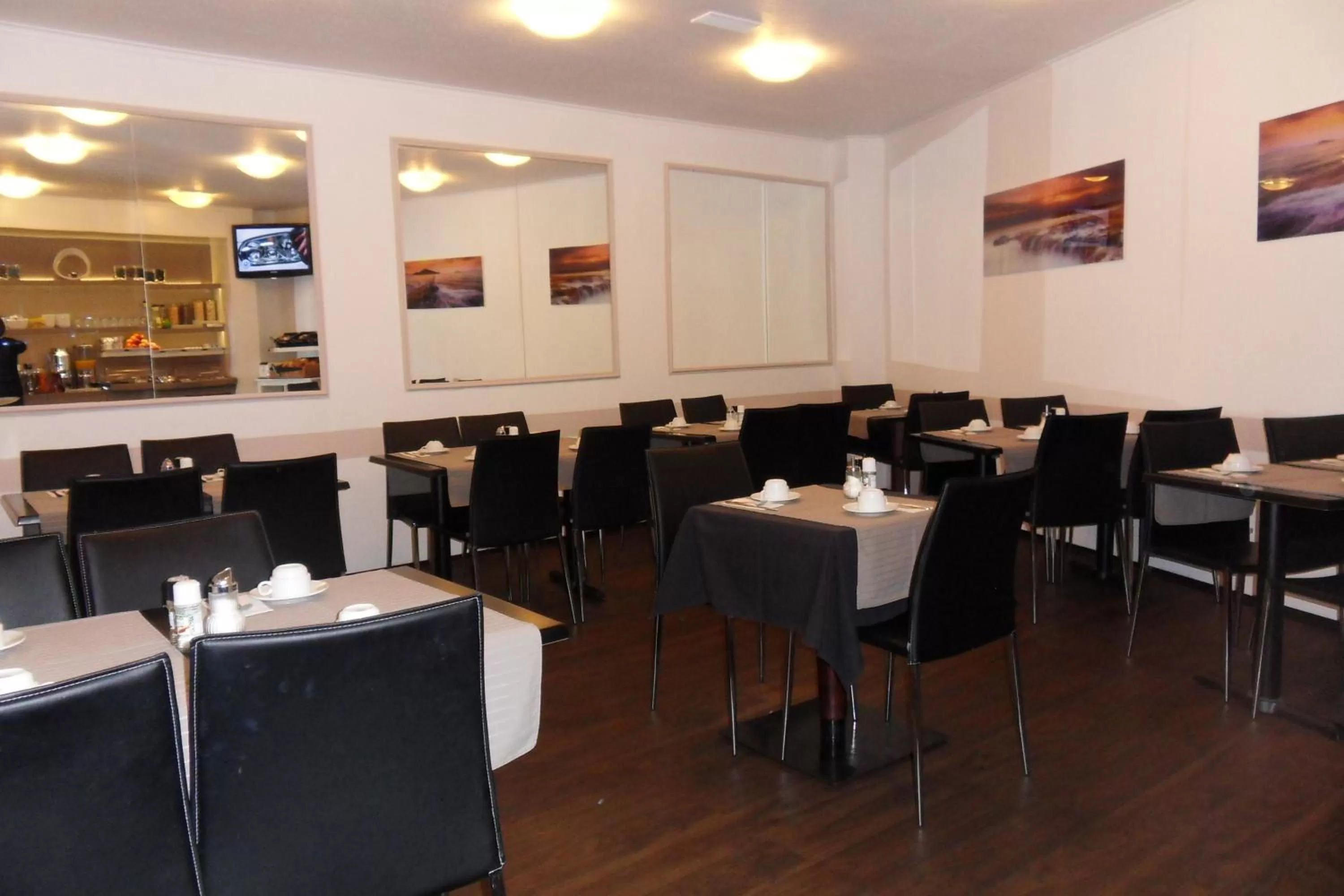 Restaurant/places to eat in Carlton Hotel