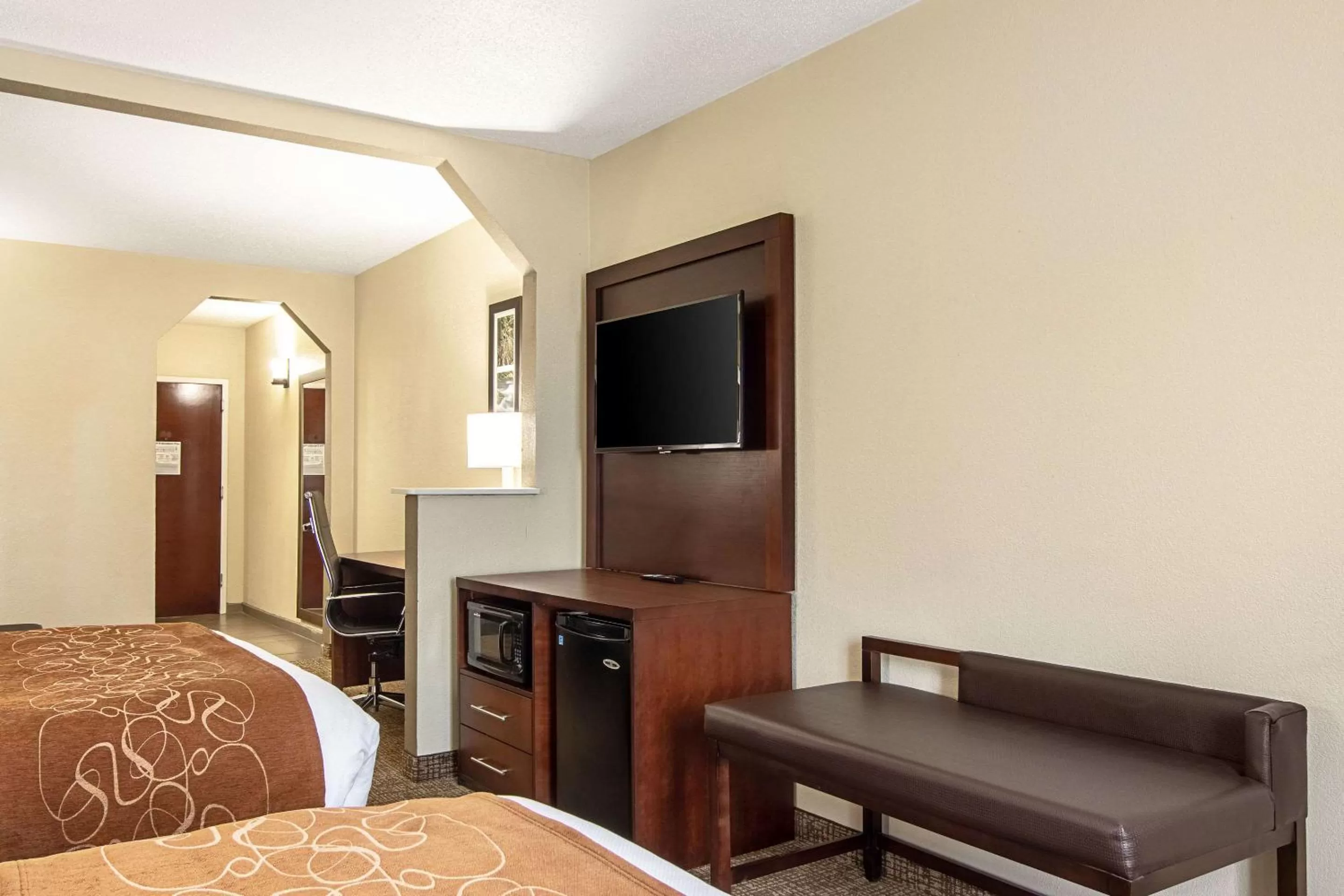 Photo of the whole room in Comfort Suites Knoxville Airport