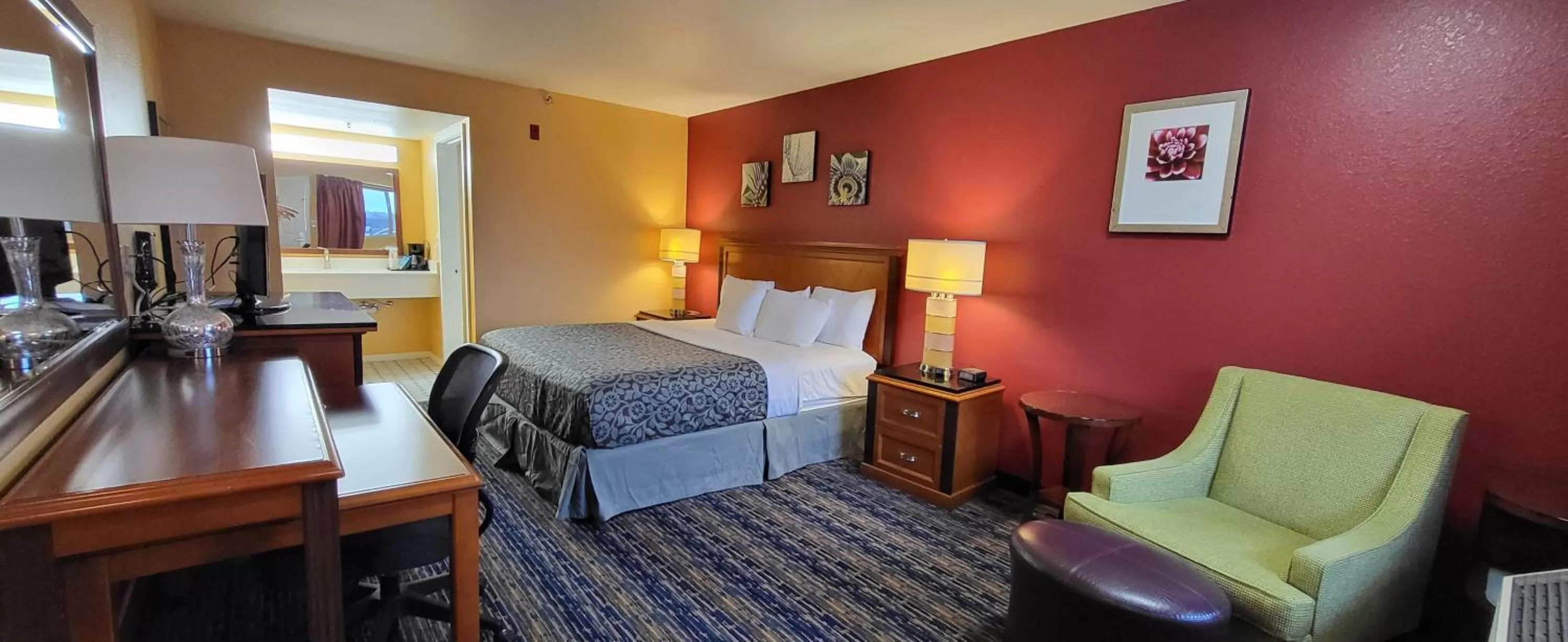 Photo of the whole room, Bed in Olympic Inn & Suites Port Angeles