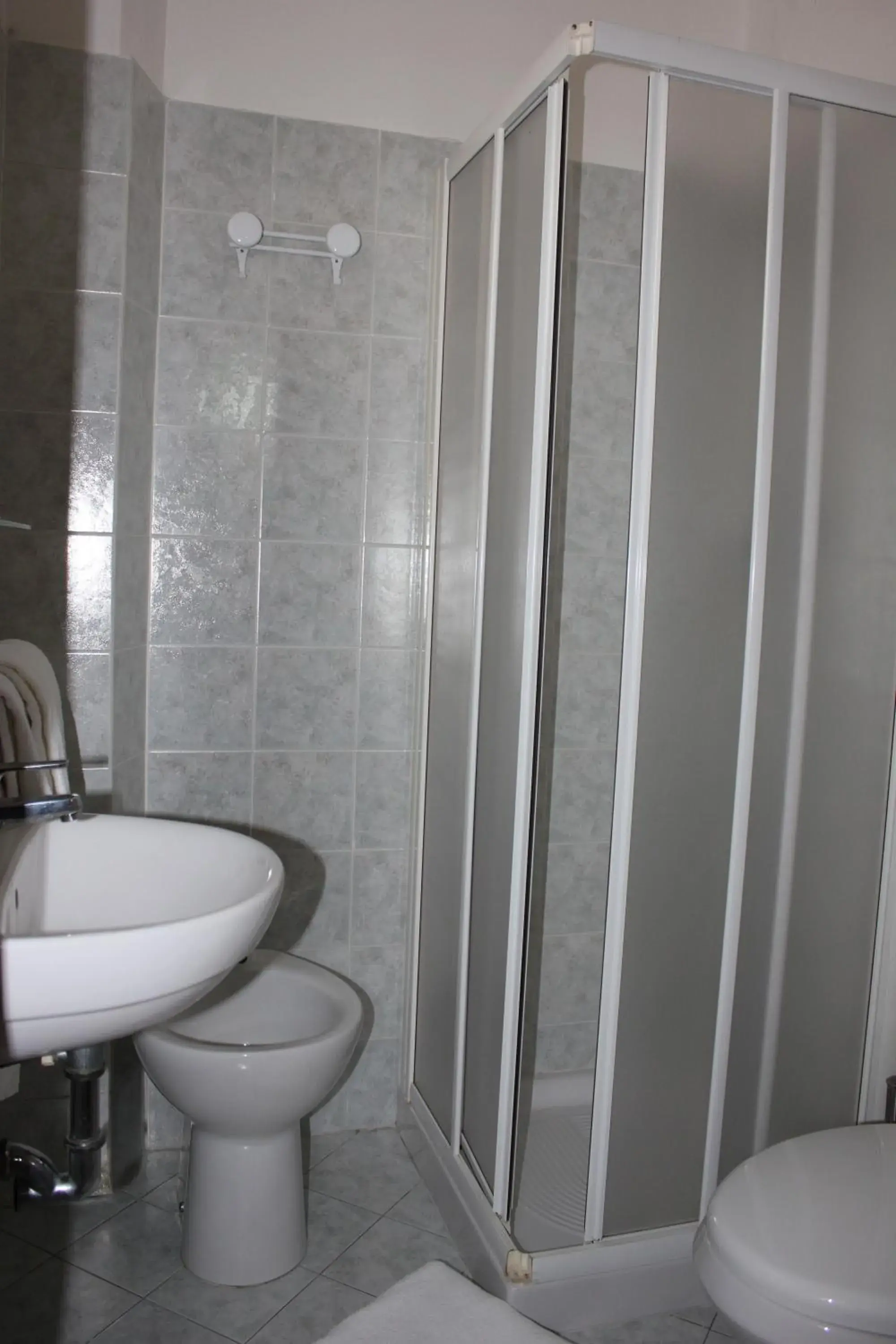 Shower, Bathroom in Hotel San Lorenzo