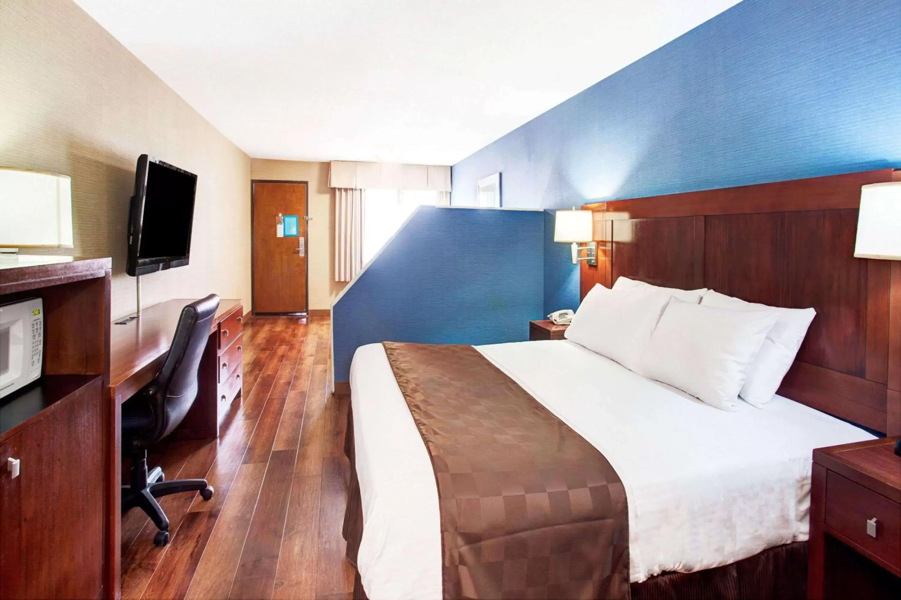 Photo of the whole room, Bed in Travelodge by Wyndham Culver City