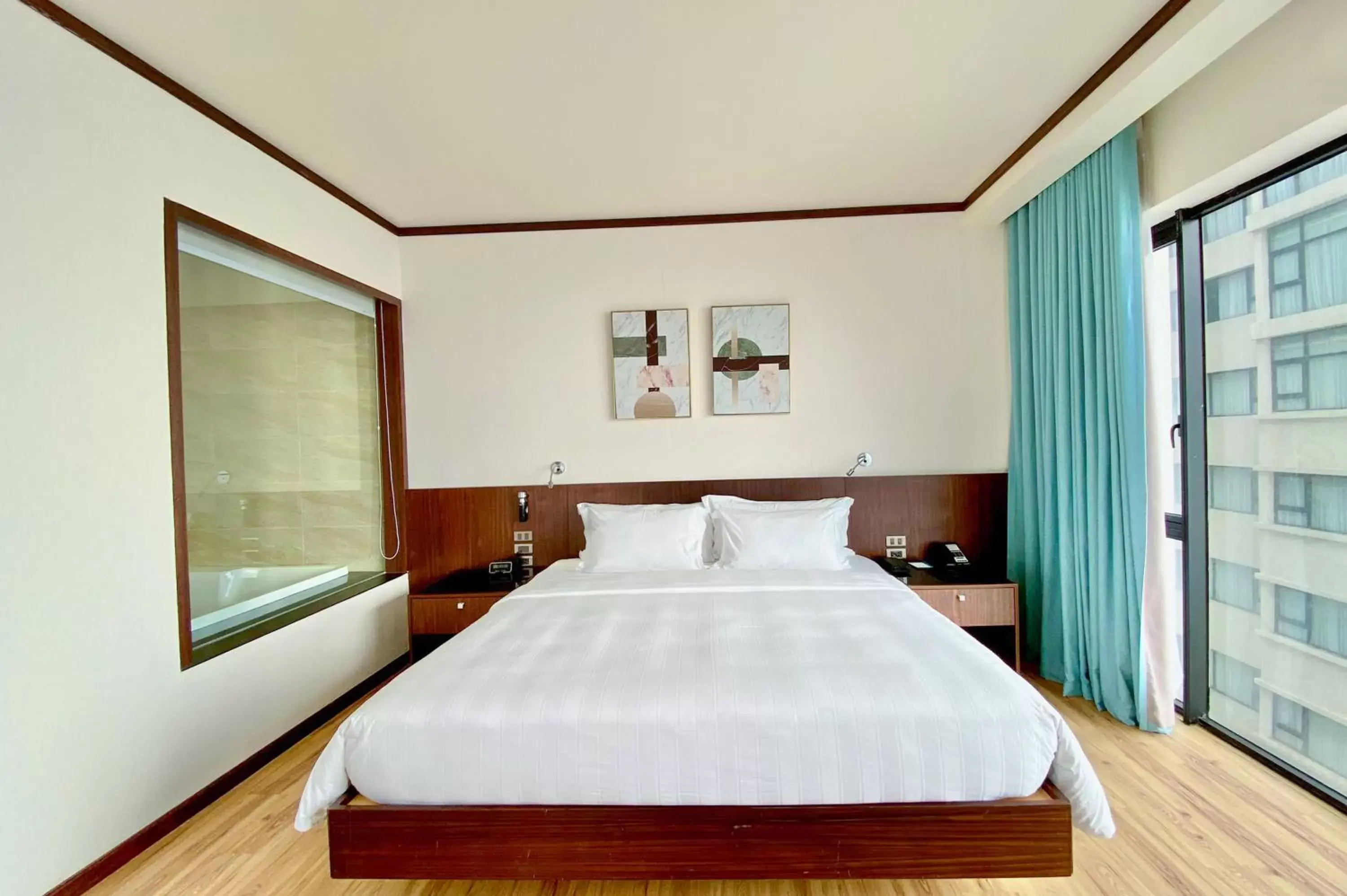 Bed in Wyndham Legend Halong