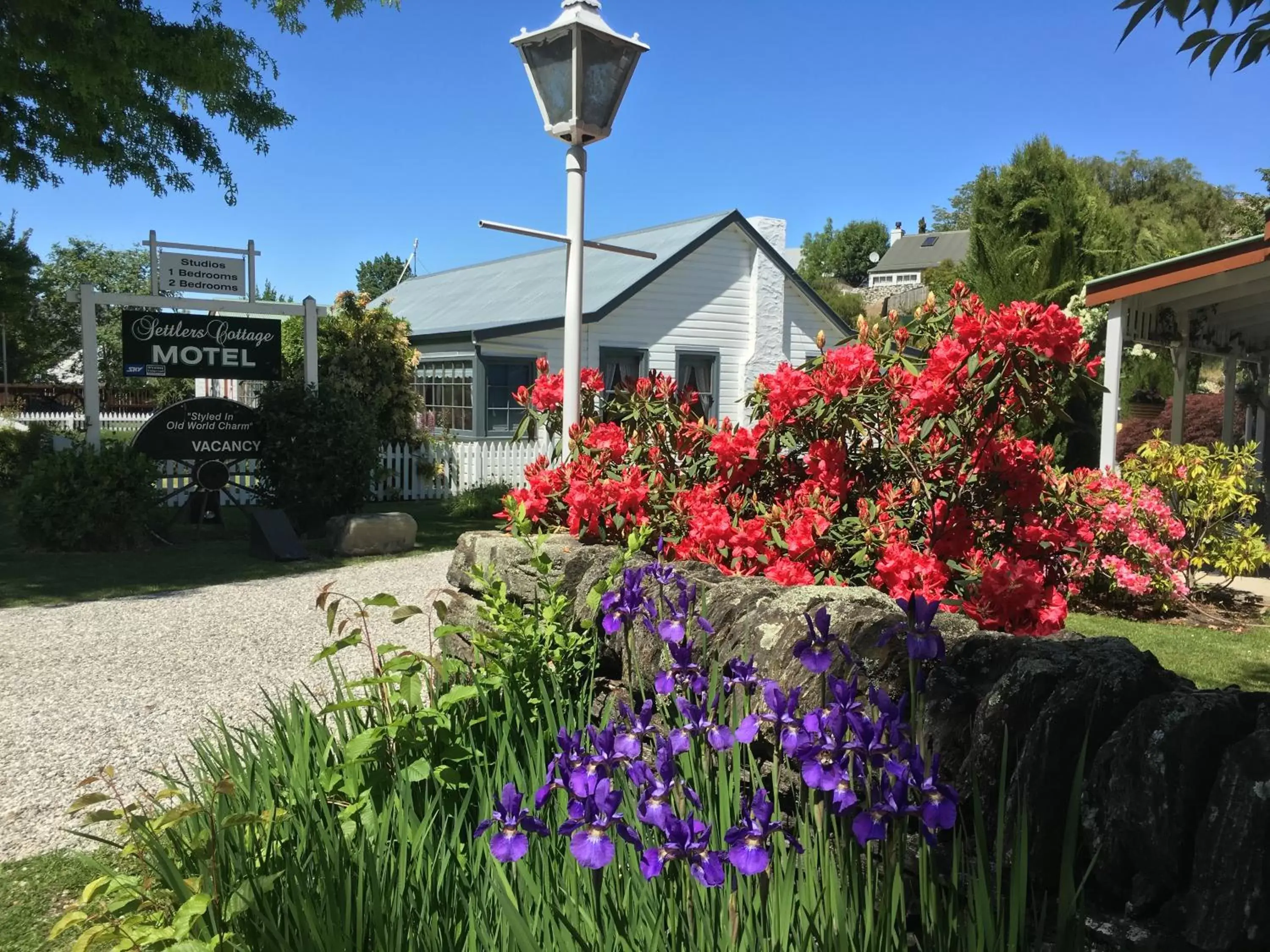 Property Building in Settlers Cottage Motel