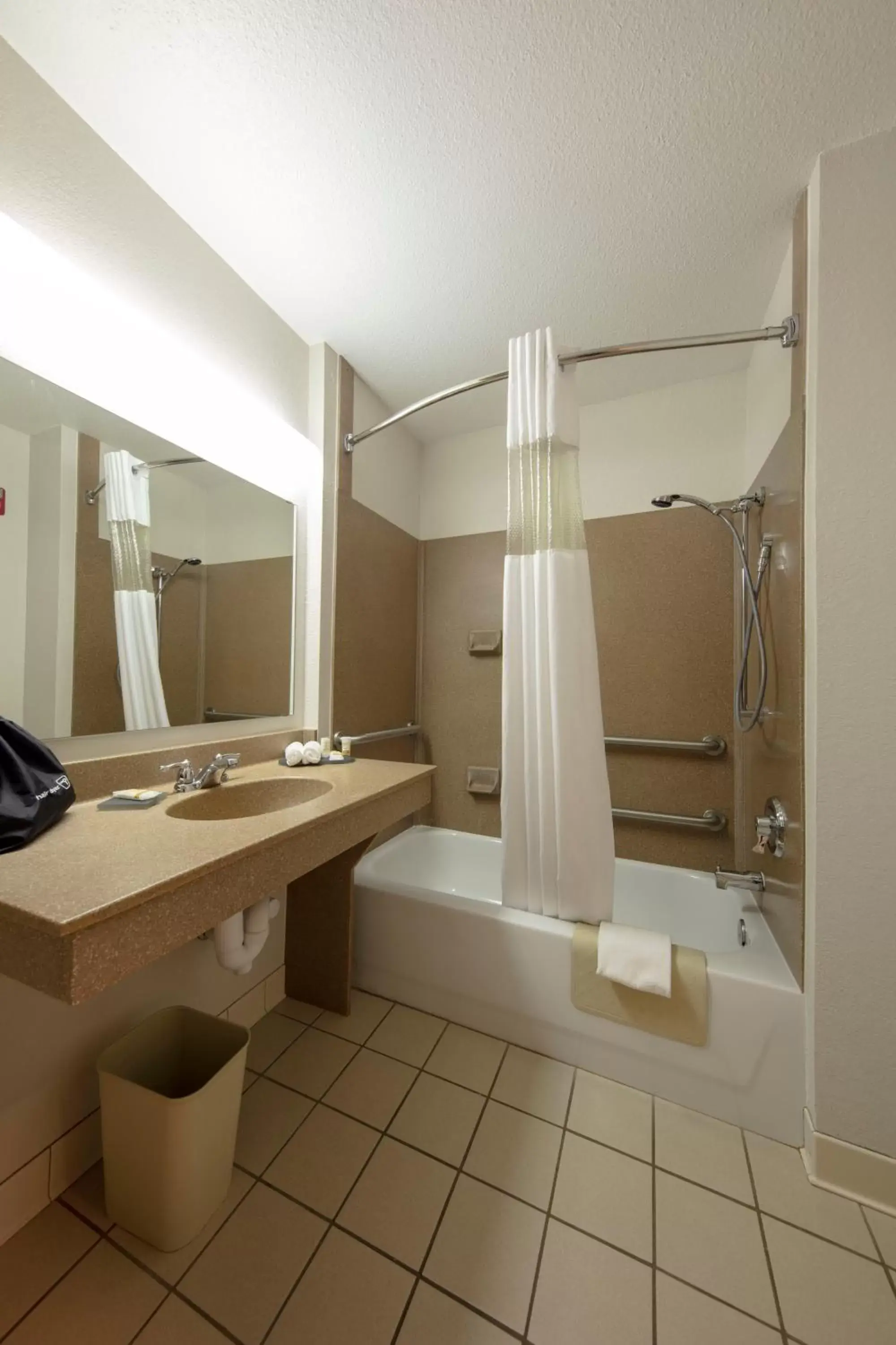 Shower, Bathroom in La Quinta by Wyndham Springfield Airport Plaza