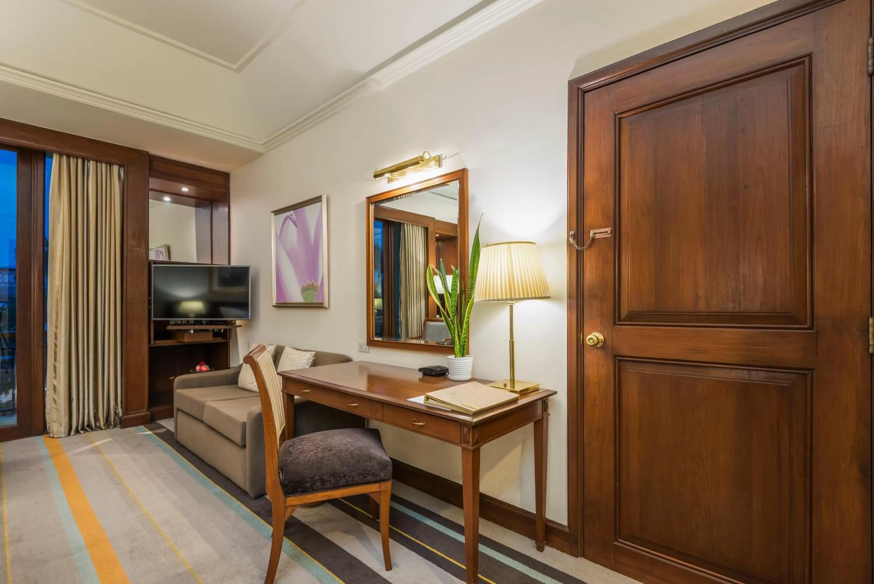 TV and multimedia in Chatrium Hotel Royal Lake Yangon