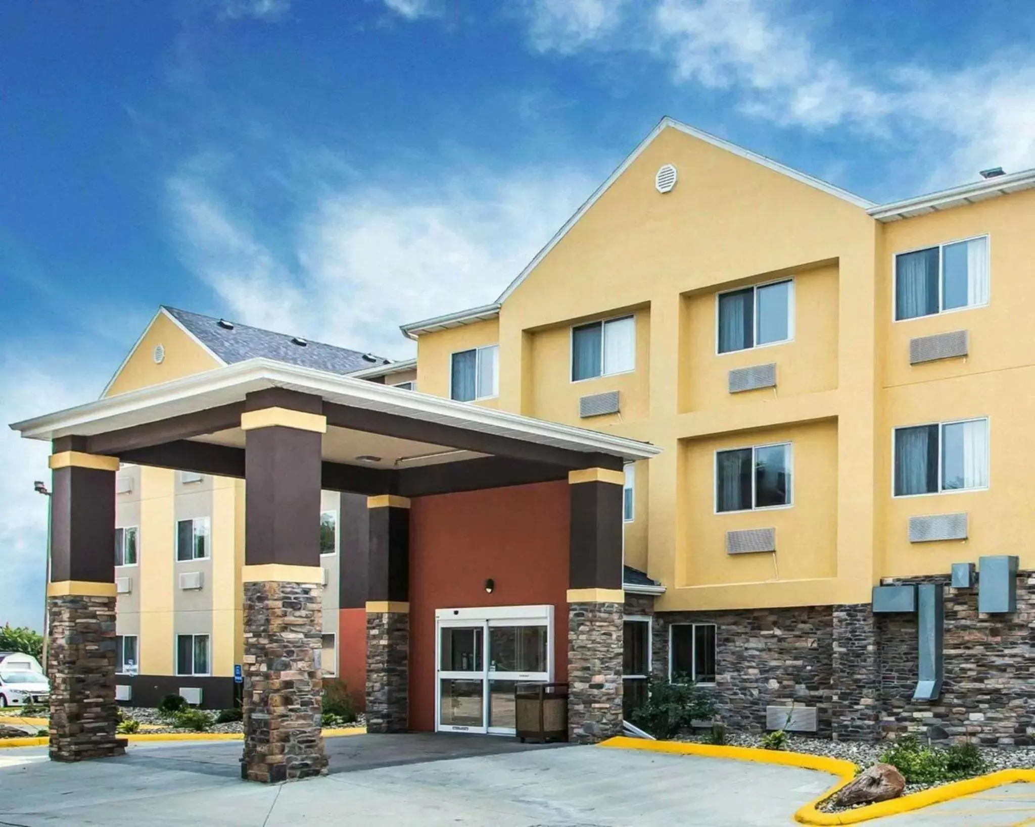 Property Building in Comfort Inn & Suites Waterloo – Cedar Falls