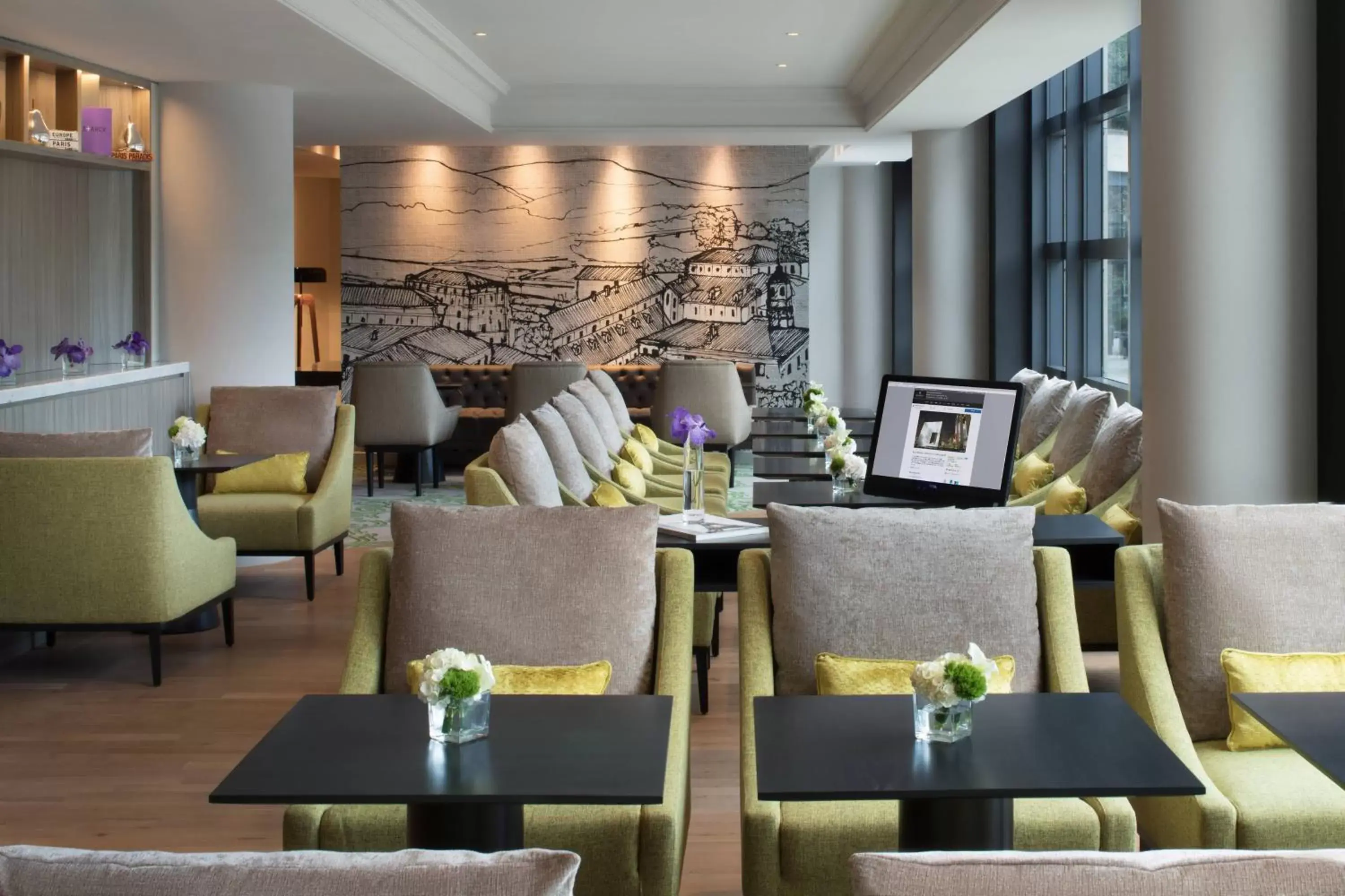 Photo of the whole room, Lounge/Bar in Renaissance Paris La Defense Hotel