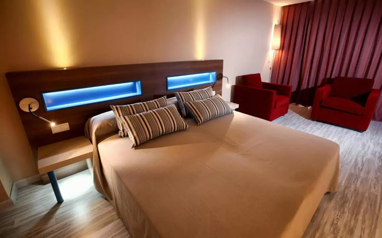 Bedroom, Bed in Hotel Allon Mediterrania