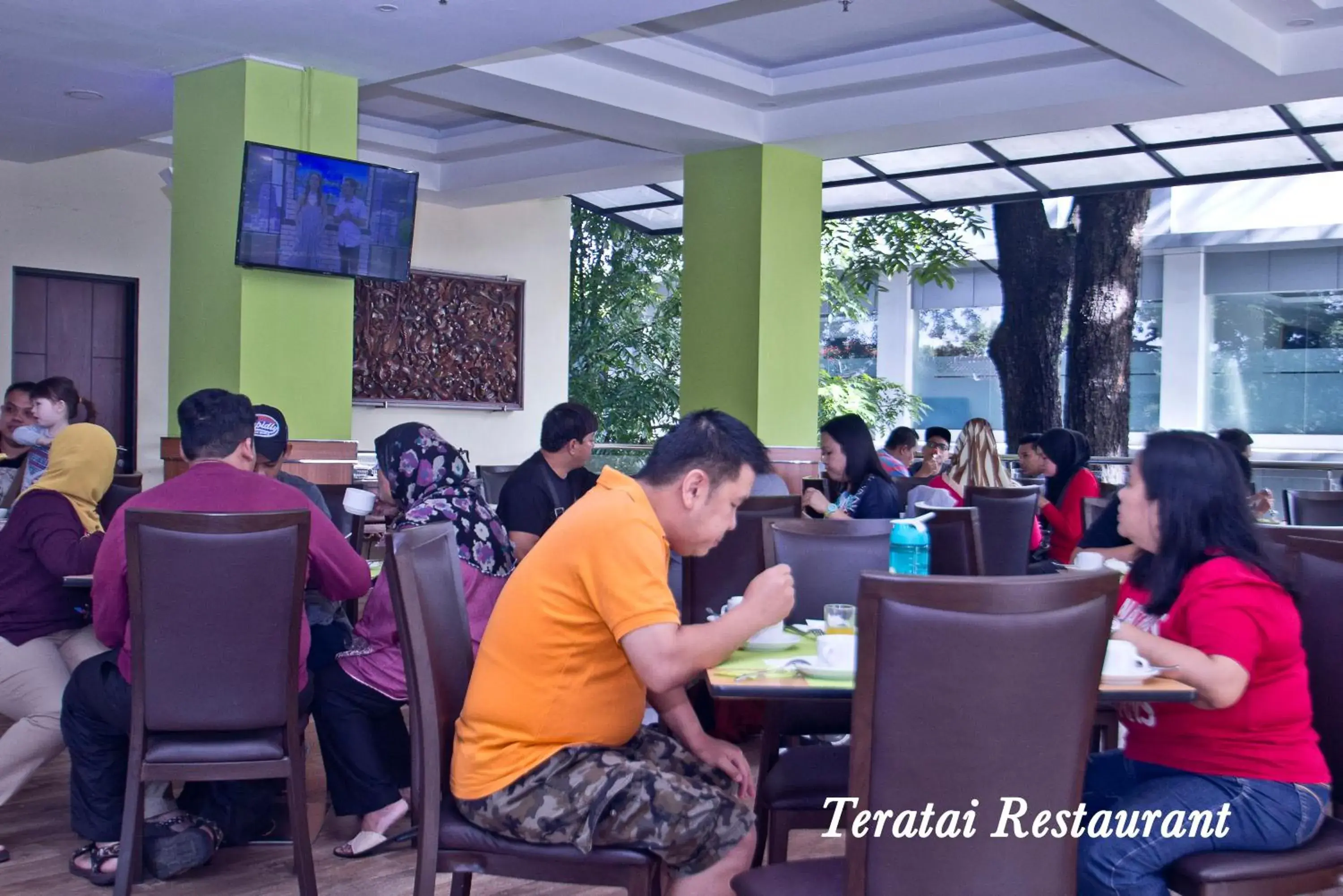 Restaurant/places to eat in Green Batara Hotel