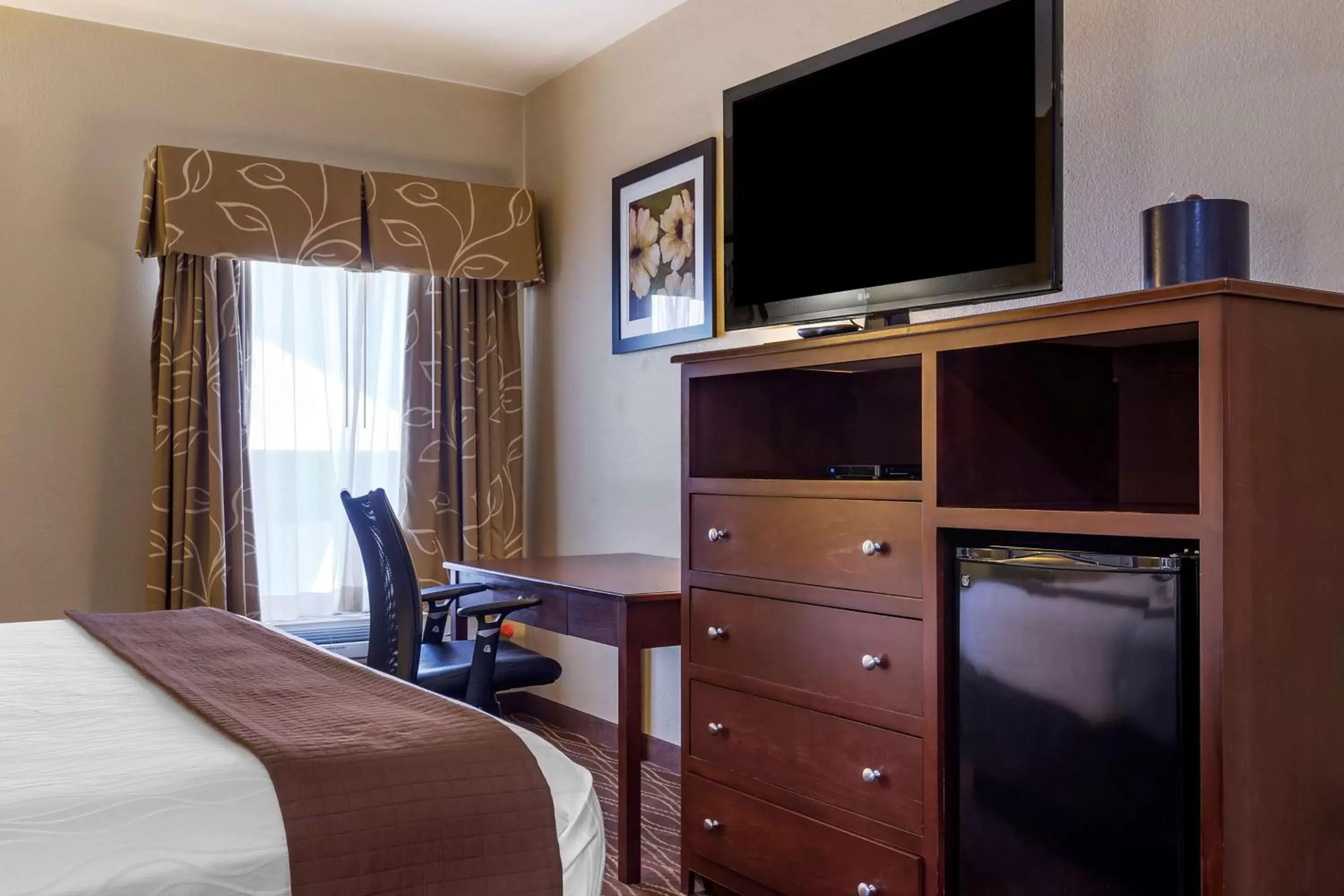 Bedroom, TV/Entertainment Center in Best Western Plus Springfield Airport Inn