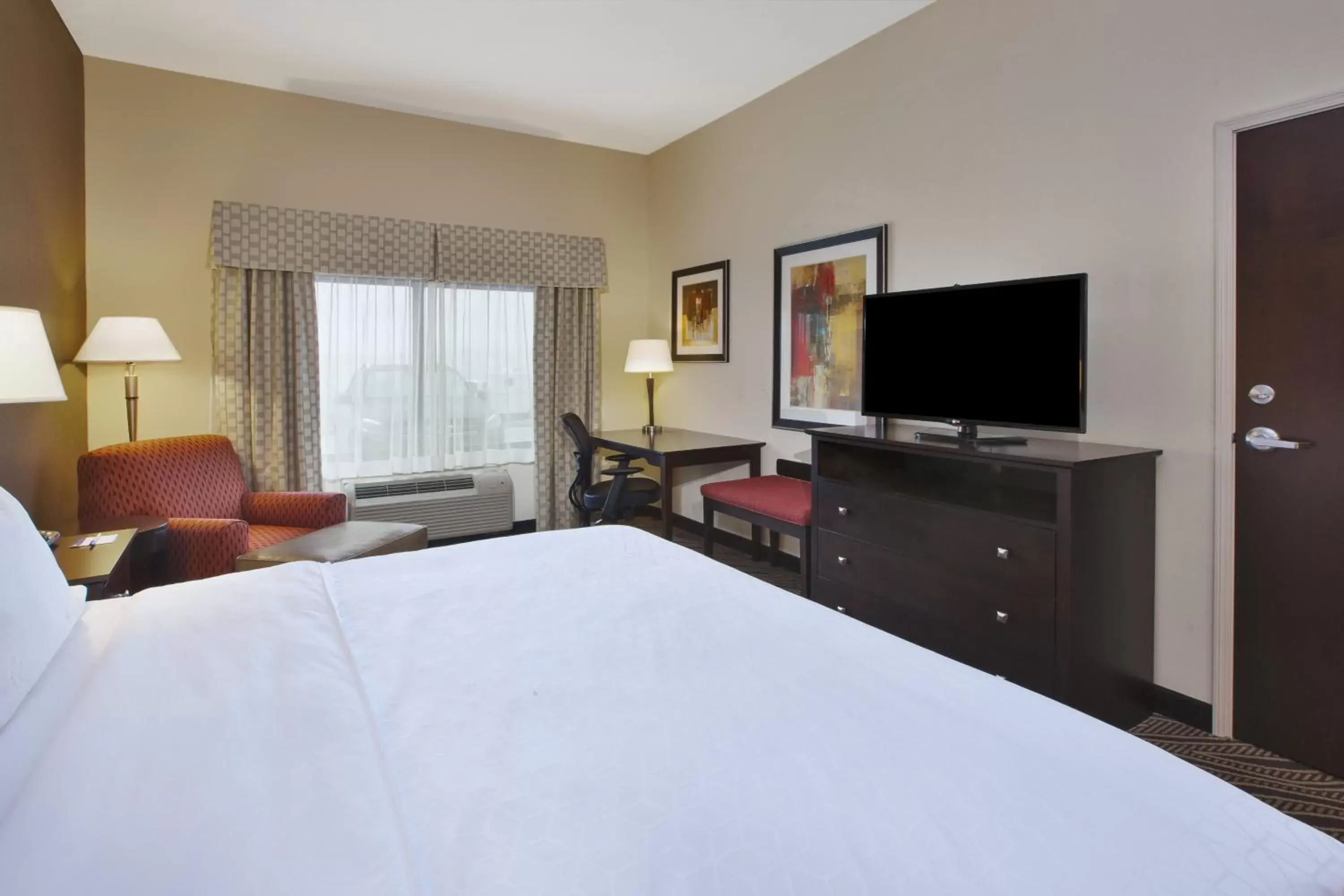 Photo of the whole room, Bed in Holiday Inn Express & Suites Washington - Meadow Lands, an IHG Hotel