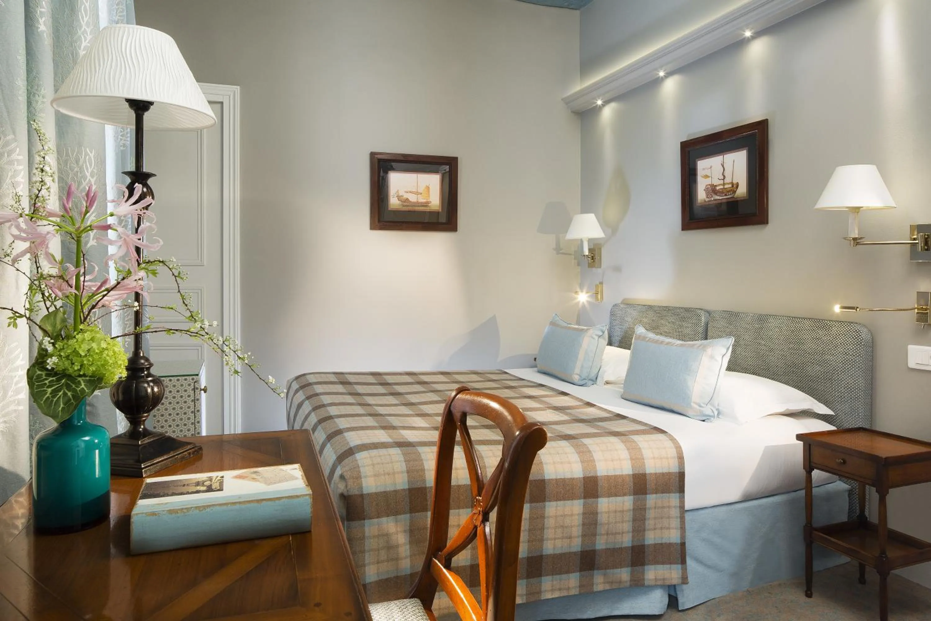 Photo of the whole room, Bed in Le Relais Saint Honoré