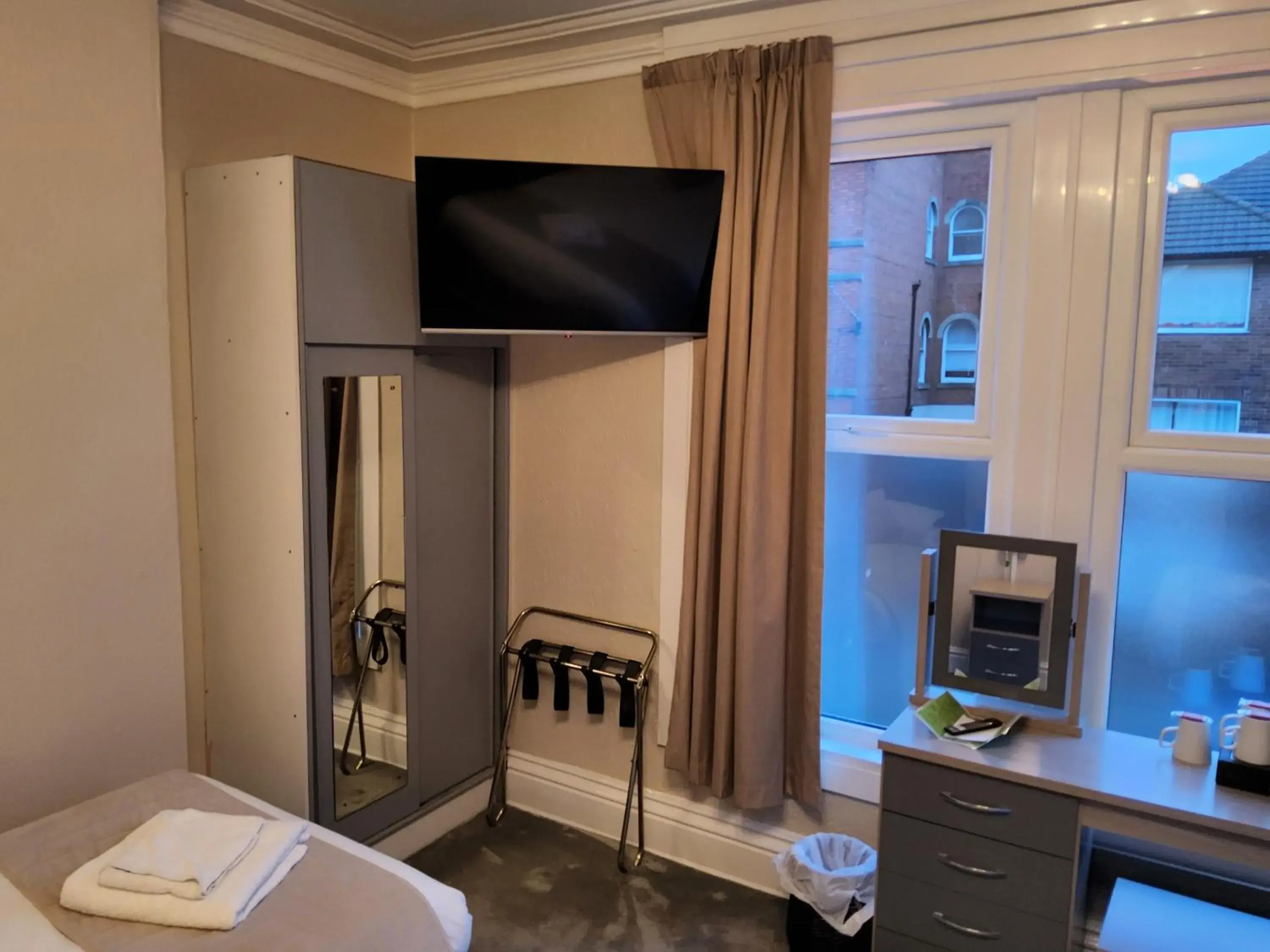 Bedroom, TV/Entertainment Center in The Avenue Hotel