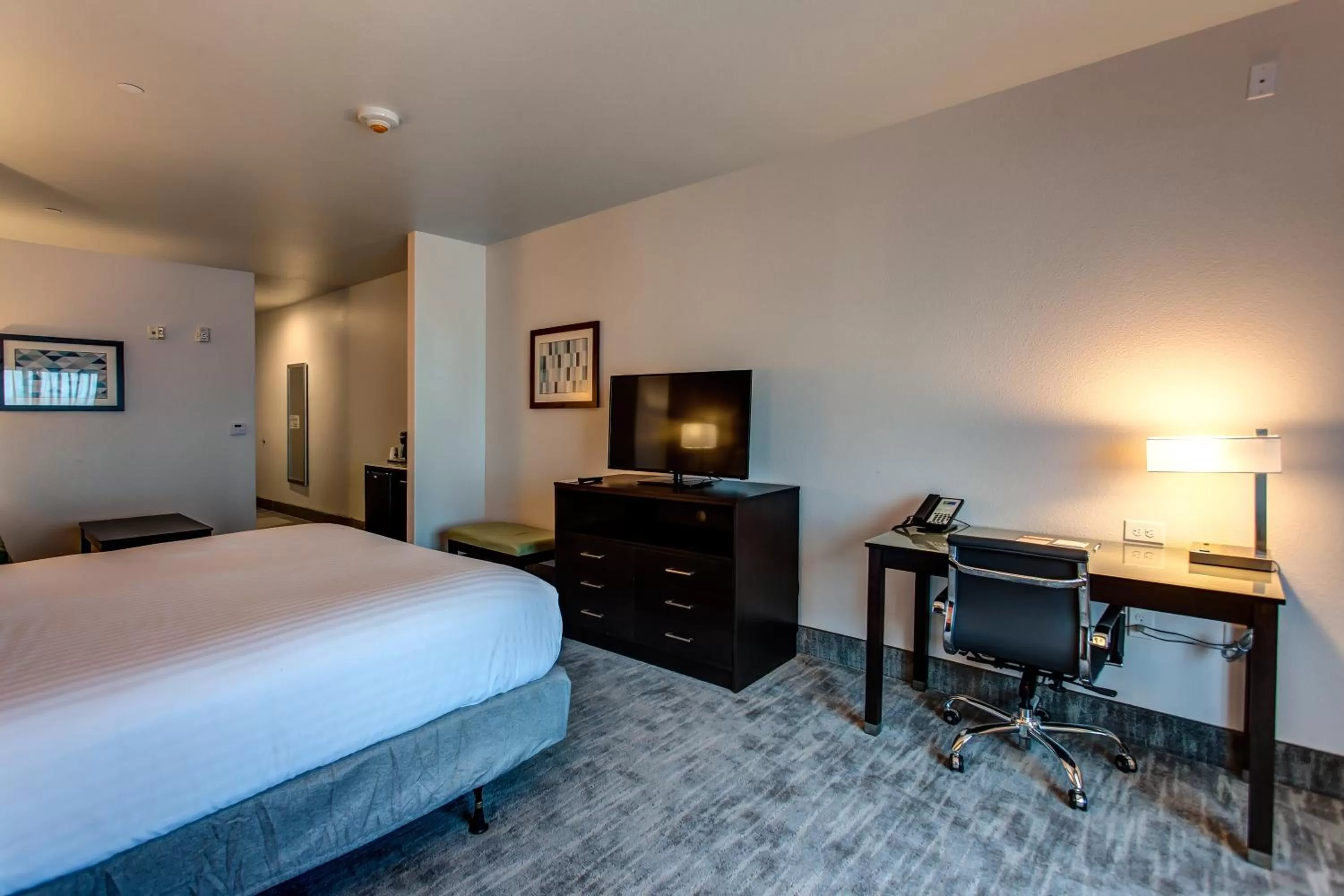 Bedroom in Holiday Inn Express & Suites Gatesville - N. Ft Hood by IHG