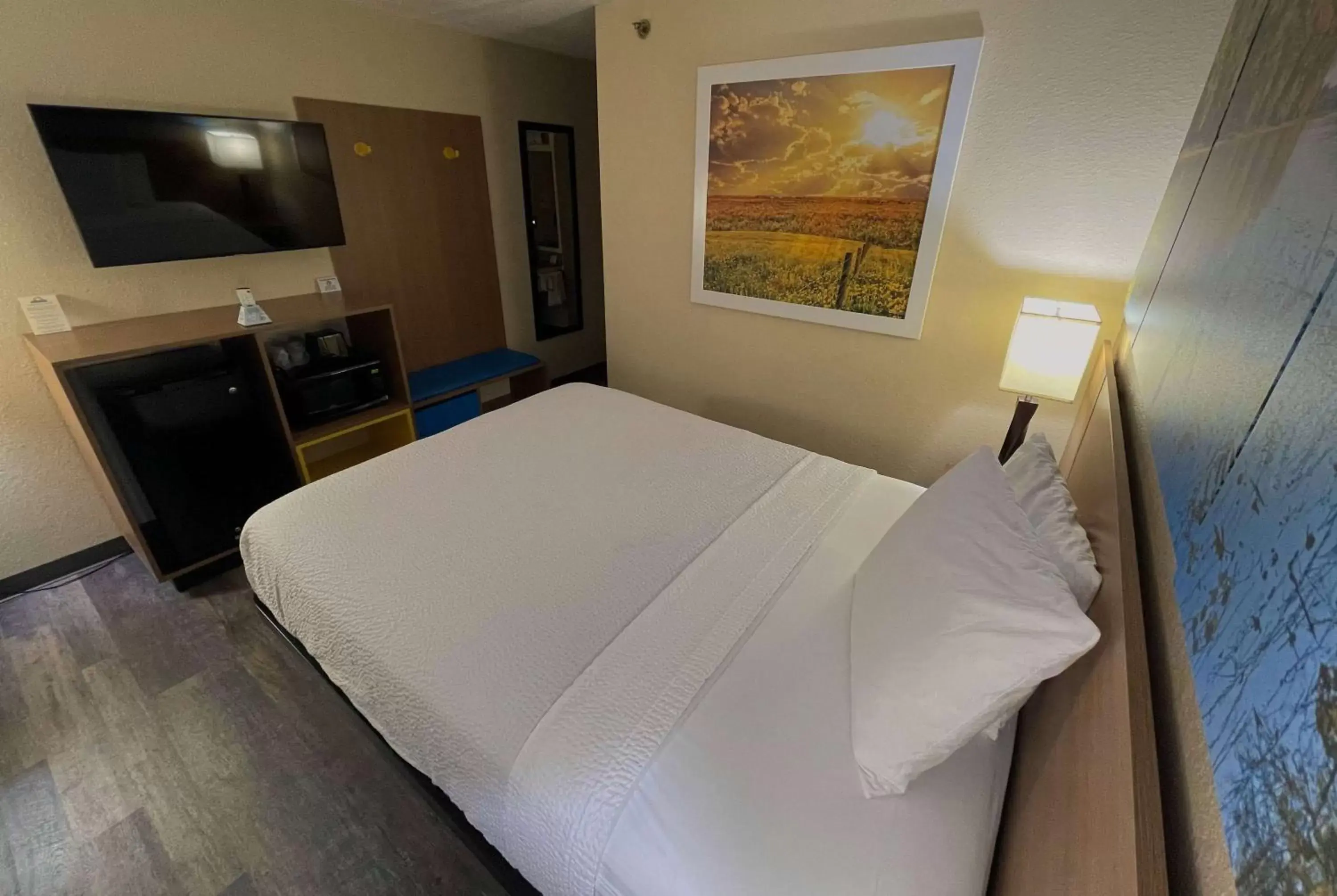 Photo of the whole room, Bed in Days Inn & Suites by Wyndham Kaukauna WI