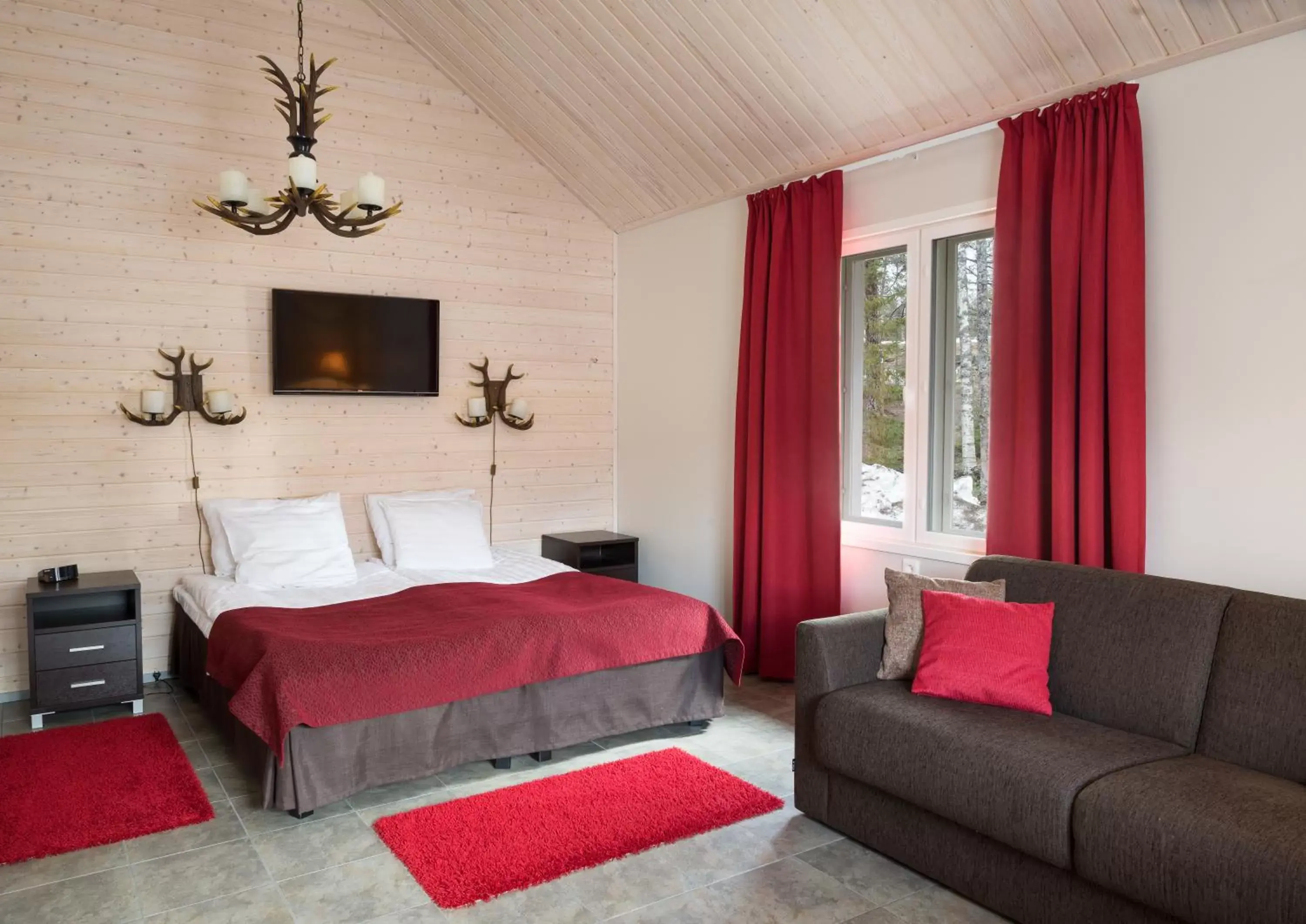 Photo of the whole room, Bed in Santa Claus Holiday Village