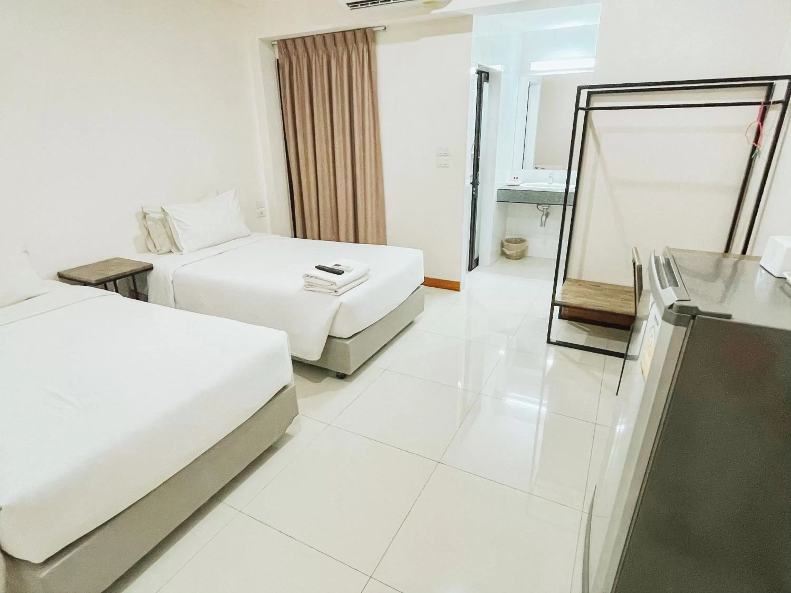 Property building, Bed in Don Muang Hotel