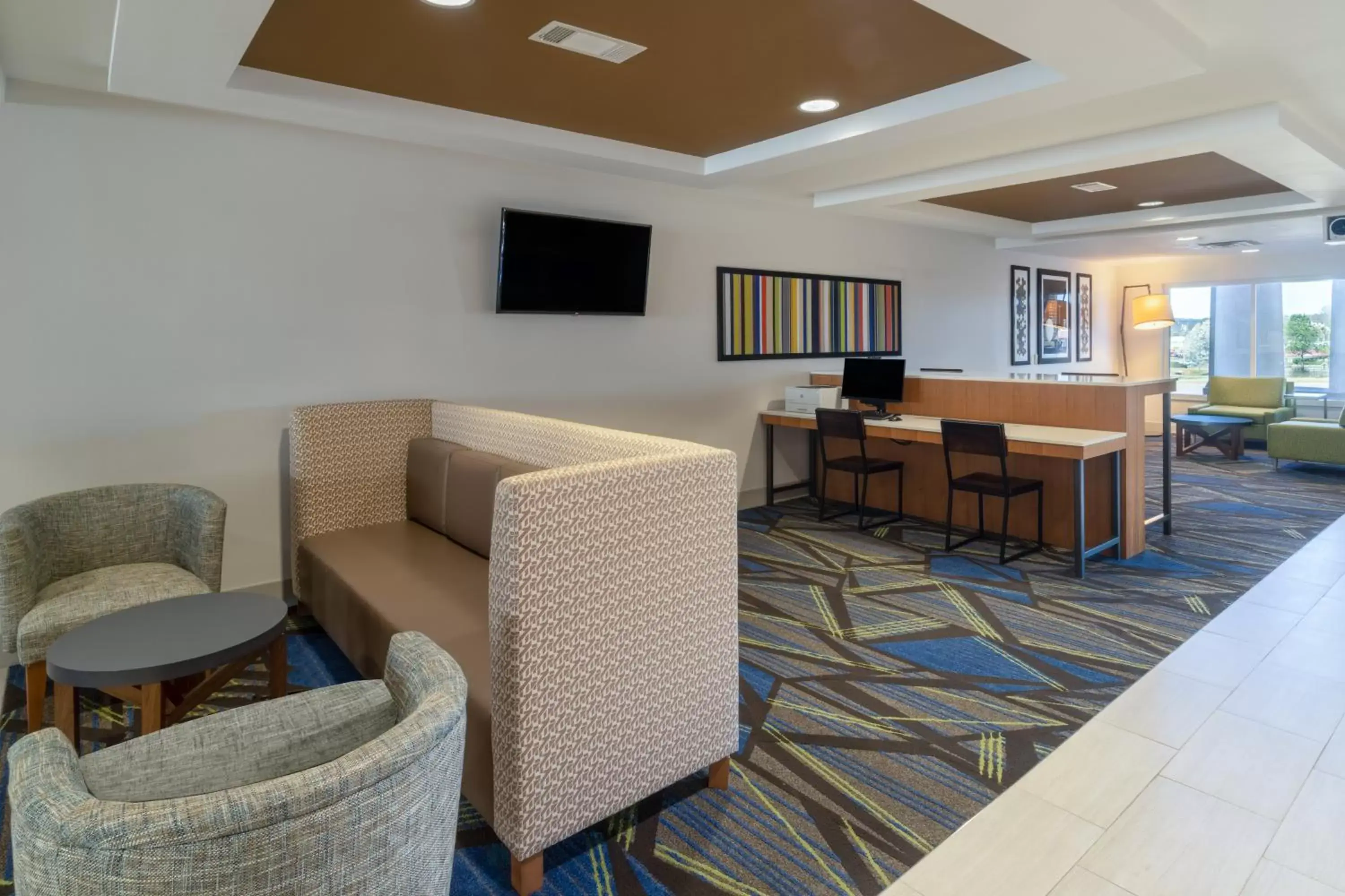 Lobby or reception, Seating Area in Holiday Inn Express Hotel & Suites Talladega, an IHG Hotel