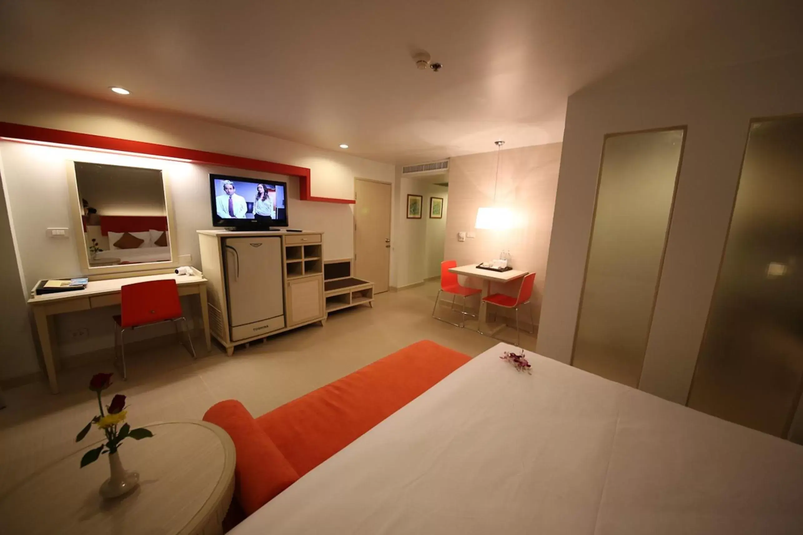 Bed, TV/Entertainment Center in Sunshine Vista Hotel - SHA Plus