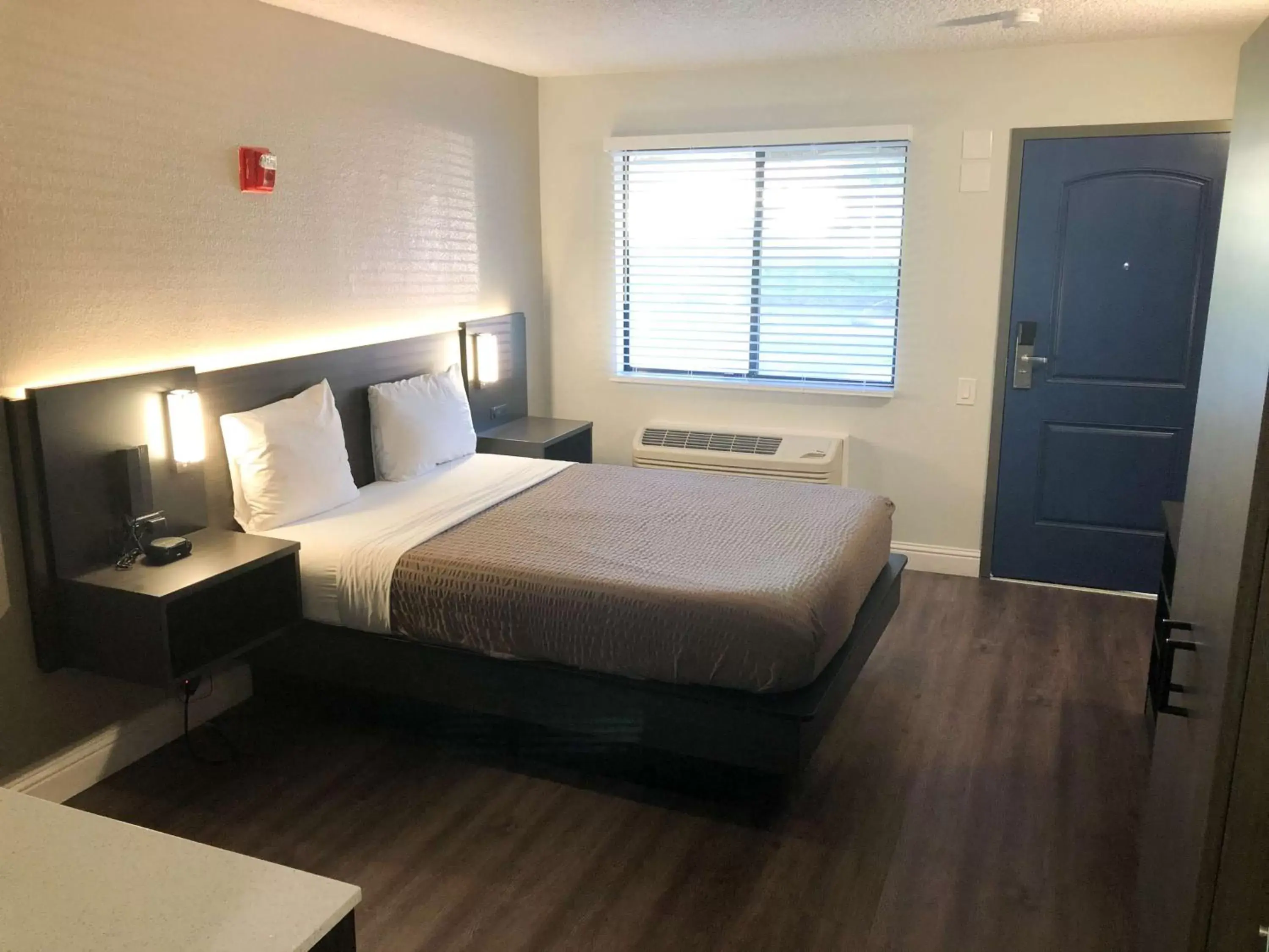 Photo of the whole room, Bed in Motel 6 Sacramento, CA - Natomas