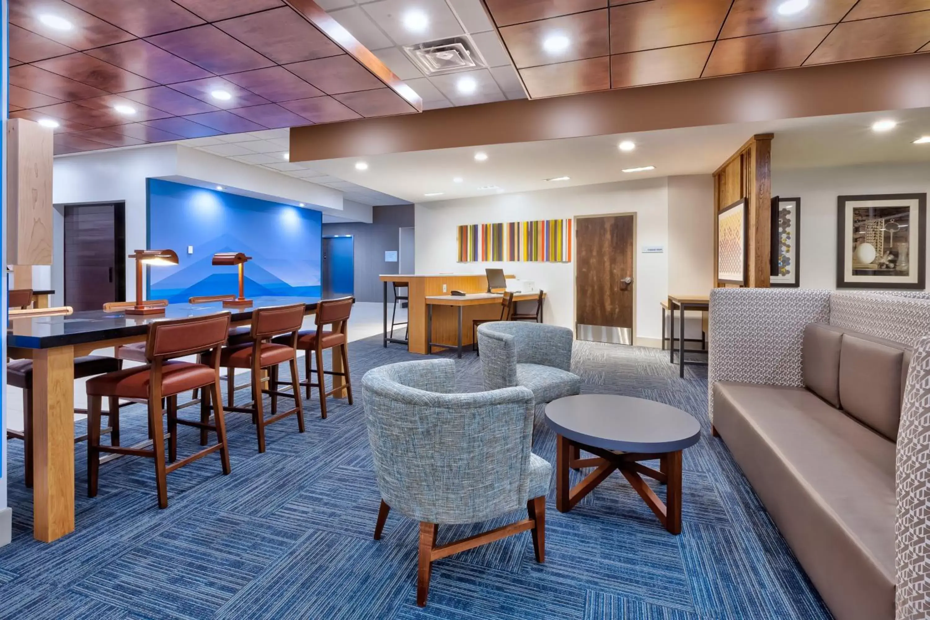 Property building, Lounge/Bar in Holiday Inn Express & Suites - Milan - Sandusky Area, an IHG Hotel