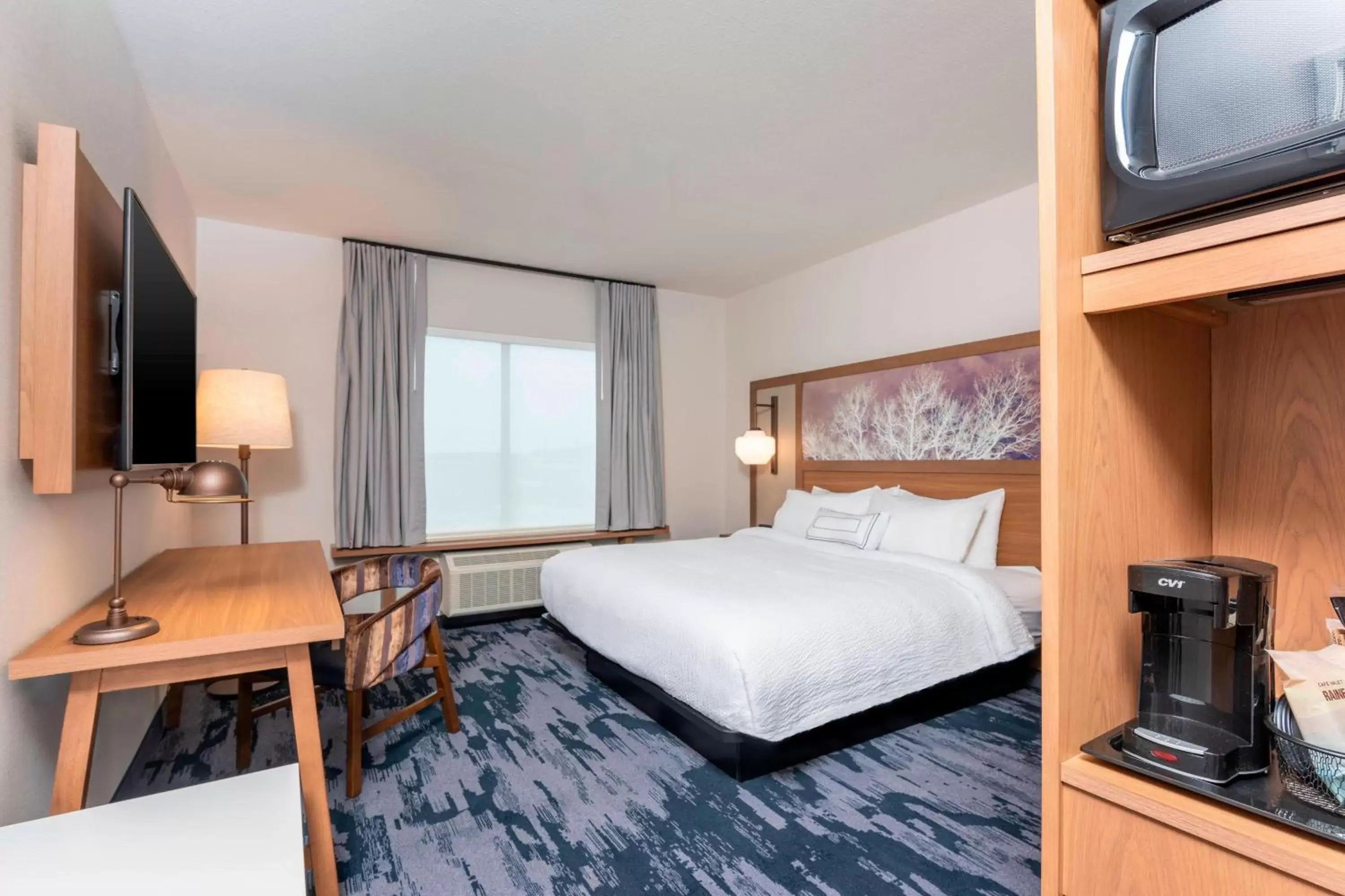 Photo of the whole room, Bed in Fairfield Inn & Suites by Marriott Fair Oaks Farms