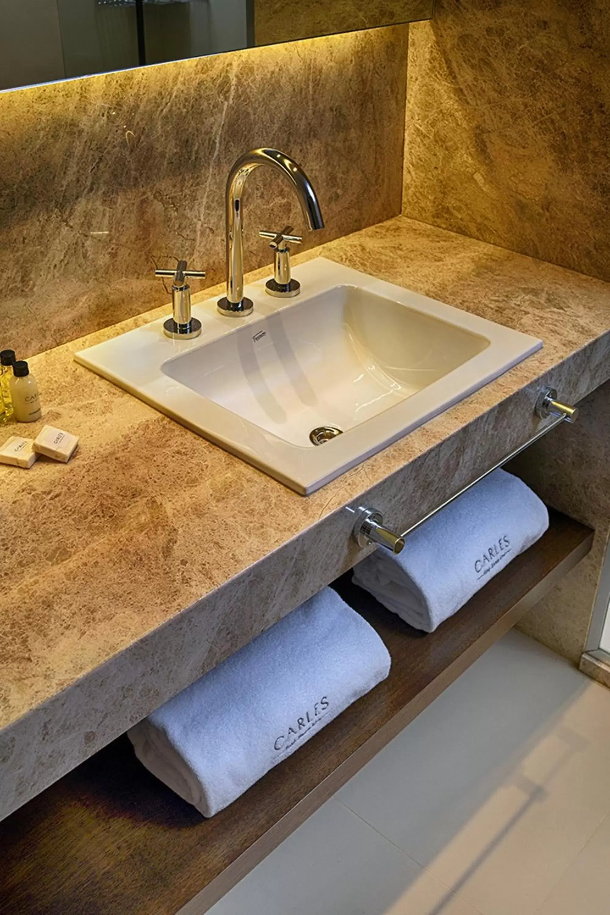 Bathroom in Carles Hotel