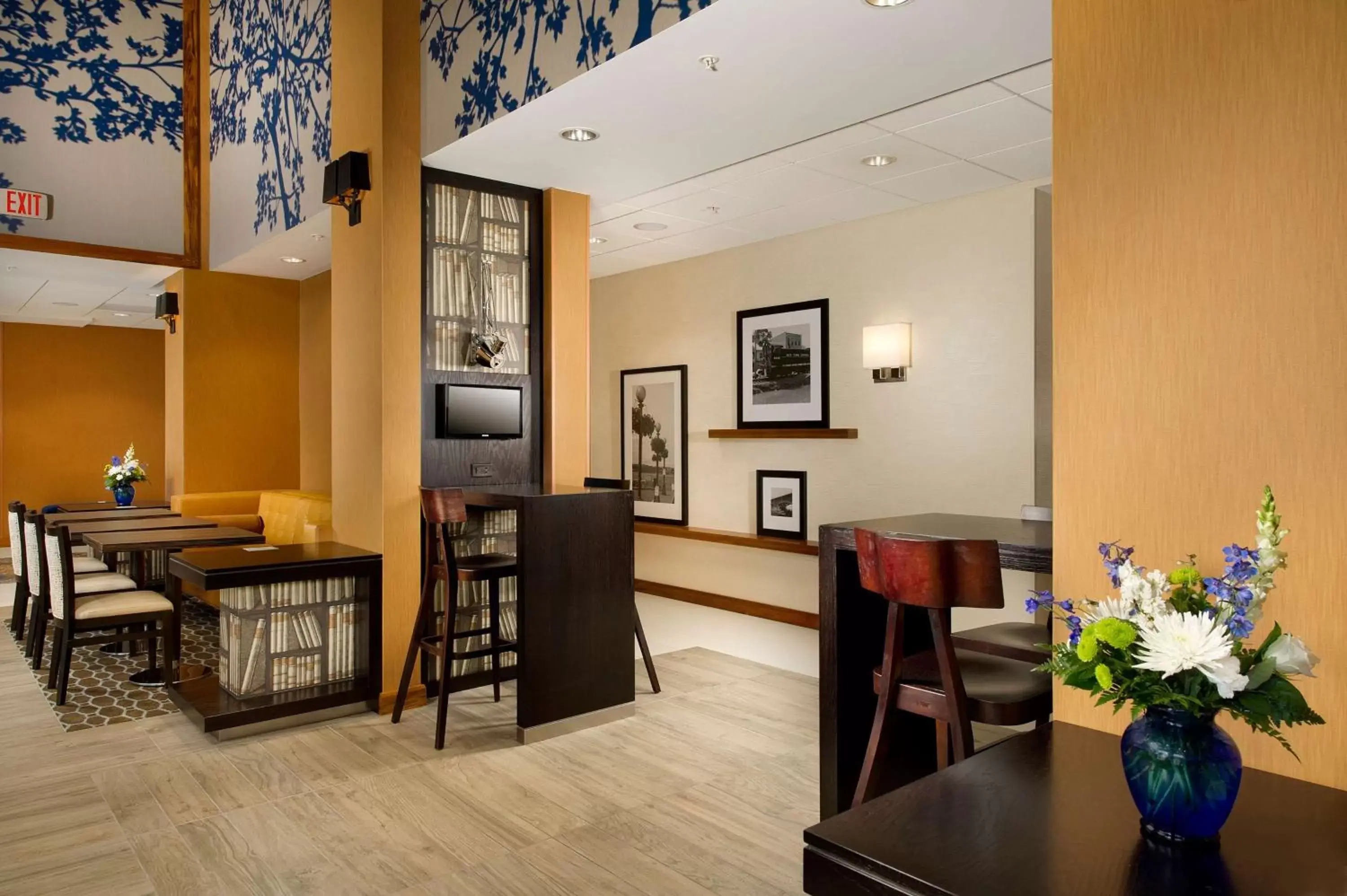 Lobby or reception, Dining Area in Hampton Inn and Suites Washington DC North/Gaithersburg